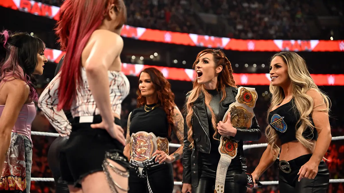 Lita (l.) und Trish Stratus (r.) kommen für einen Abend zurück.