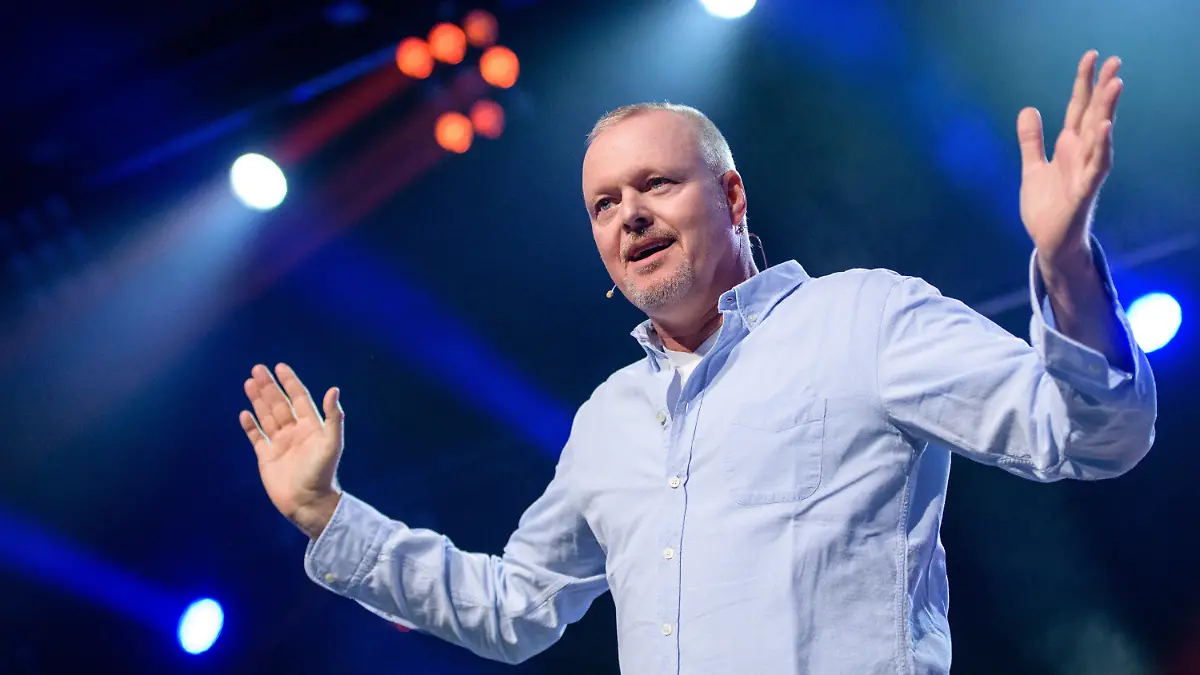 ARCHIV - 24.09.2017, Bayern, München: Entertainer Stefan Raab spricht bei der Eröffnung vom Unternehmensgründer- und Investorentreffen Bits & Pretzels. Die neue ProSieben-Show «FameMaker» nach einer Idee von von Stefan Raab hat mit technischen Anlaufschwierigkeiten zu kämpfen. Einem Bericht der «Bild»-Zeitung zufolge funktionierte bei der ersten Aufzeichnung am 11.08.2020 die schalldichte Kuppel nicht richtig, unter der die Kandidaten singen. (zu dpa "Raabs Show-Idee «FameMaker» kämpft mit technischen Problemen") Foto: picture alliance / Matthias Balk/dpa +++ dpa-Bildfunk +++