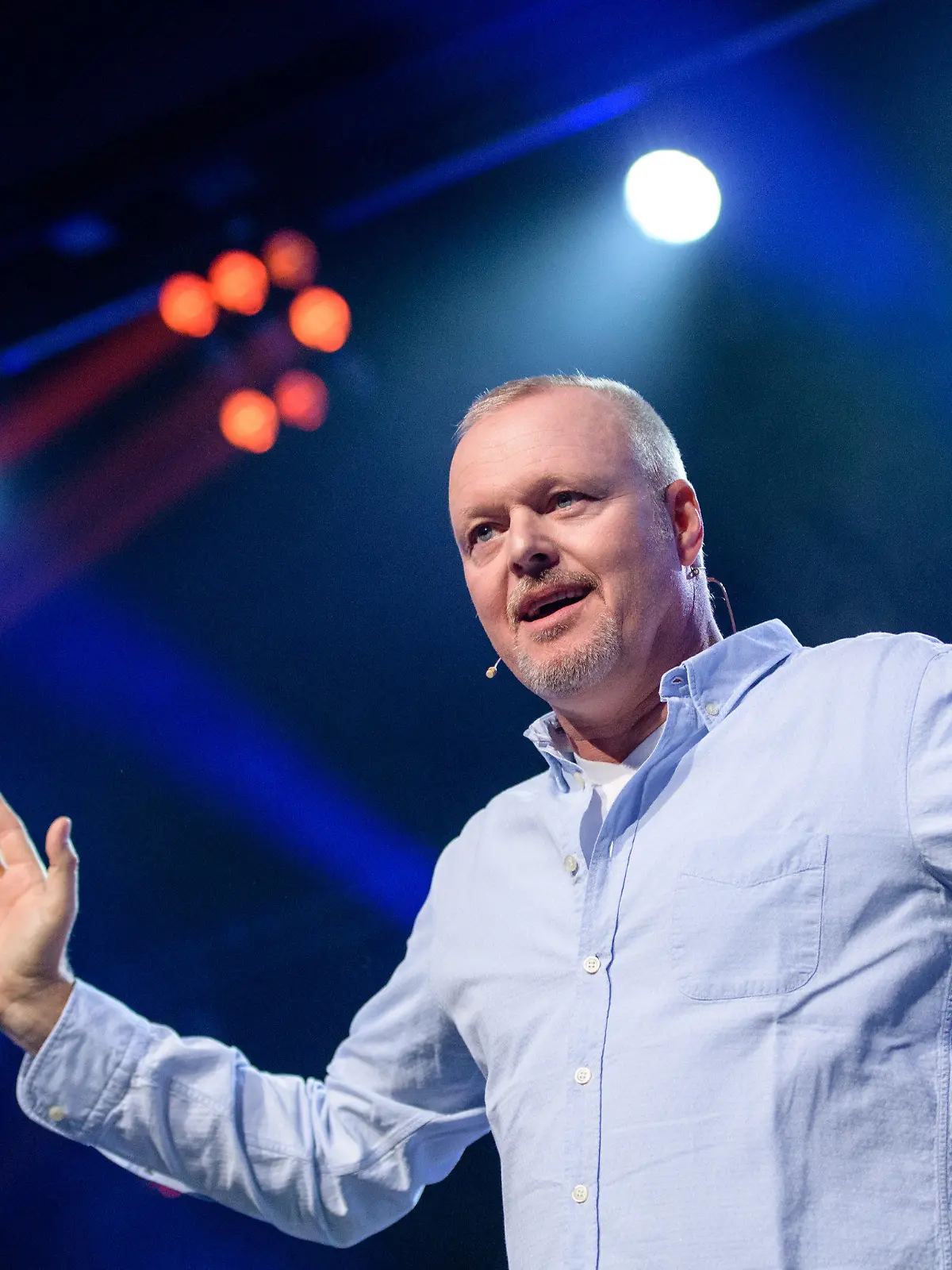 ARCHIV - 24.09.2017, Bayern, München: Entertainer Stefan Raab spricht bei der Eröffnung vom Unternehmensgründer- und Investorentreffen Bits & Pretzels. Die neue ProSieben-Show «FameMaker» nach einer Idee von von Stefan Raab hat mit technischen Anlaufschwierigkeiten zu kämpfen. Einem Bericht der «Bild»-Zeitung zufolge funktionierte bei der ersten Aufzeichnung am 11.08.2020 die schalldichte Kuppel nicht richtig, unter der die Kandidaten singen. (zu dpa "Raabs Show-Idee «FameMaker» kämpft mit technischen Problemen") Foto: picture alliance / Matthias Balk/dpa +++ dpa-Bildfunk +++