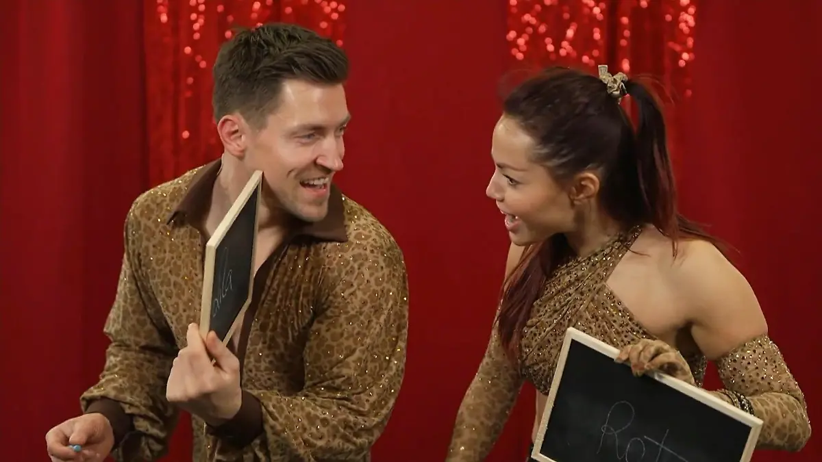 Ganz schön überrascht ist Profitänzerin Christina Luft da von ihrem neuen Tanzpartner Philipp Boy. Hat der doch glatt ihre Lieblingsfarbe gewusst - und die ist immerhin nicht alltäglich!