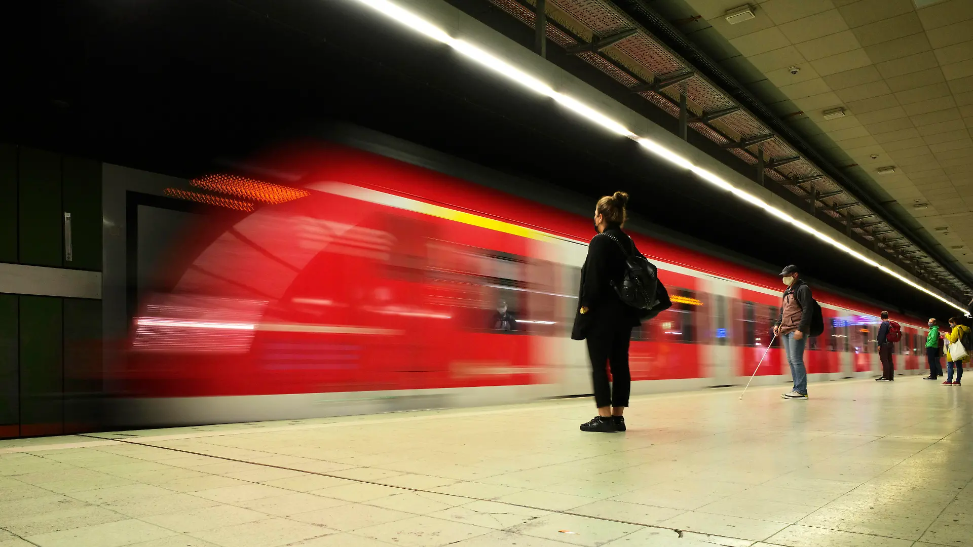 News Bilder des Tages Reisende mit Mundschutzmaske, warten auf einfahrende S-Bahn, Corona-Krise, Hauptbahnhof, Stuttgart, Baden-Württemberg, Deutschland Coronavirus *** Travellers with face mask, waiting for incoming S-Bahn, corona crisis, main station, Stuttgart, Baden Württemberg, Germany Coronavirus