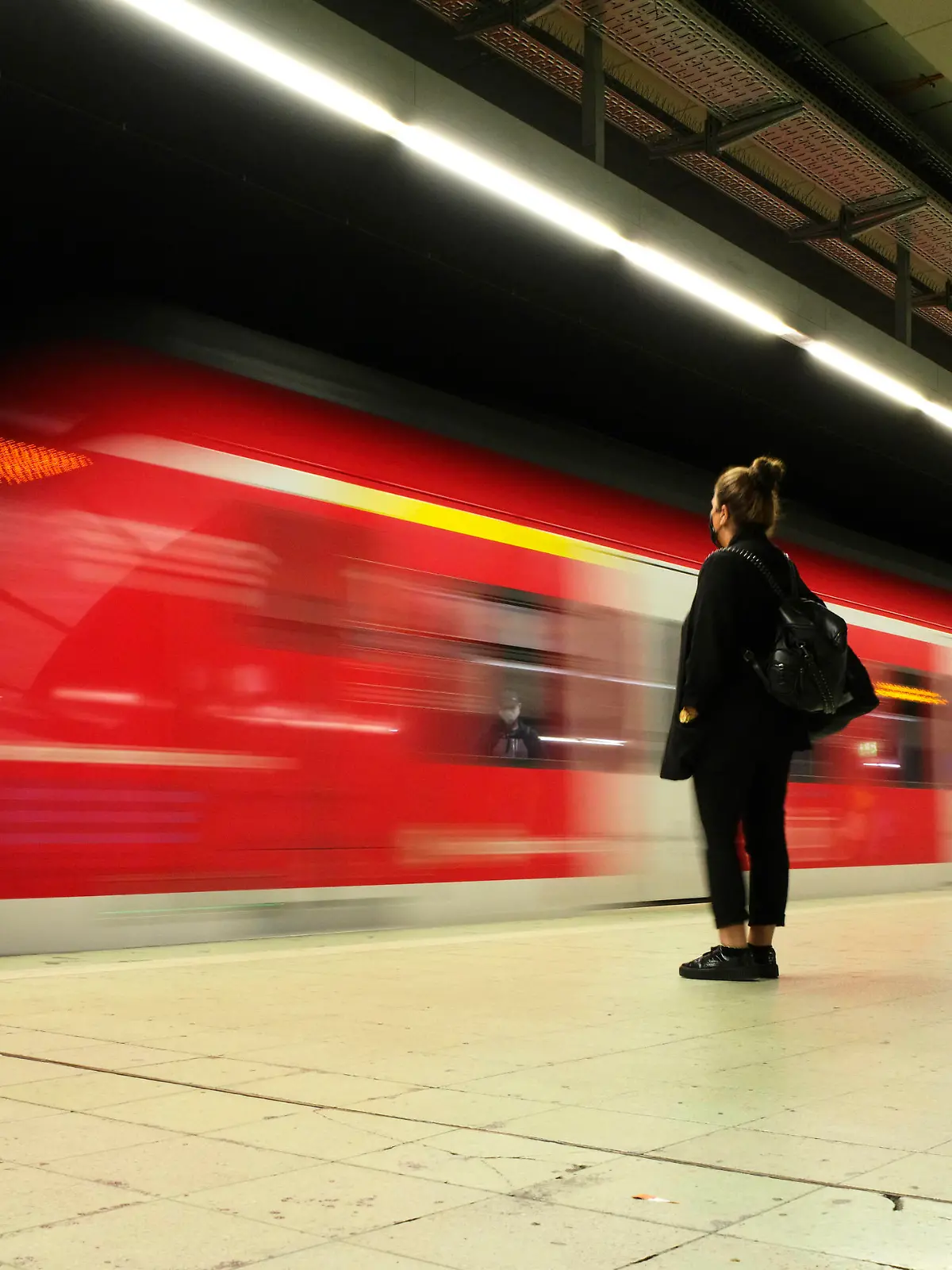  News Bilder des Tages Reisende mit Mundschutzmaske, warten auf einfahrende S-Bahn, Corona-Krise, Hauptbahnhof, Stuttgart, Baden-Württemberg, Deutschland Coronavirus *** Travellers with face mask, waiting for incoming S-Bahn, corona crisis, main station, Stuttgart, Baden Württemberg, Germany Coronavirus