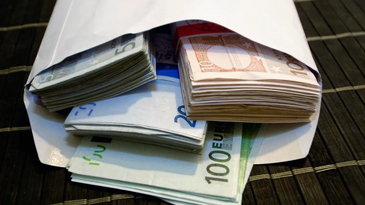 Ein Haufen Geld Euros closeup close up Währung Finanzwirtschaft Schulden Schuldenloch Schuldenkrise Kredite Symbolbild Symbolbilder Symbole Symbolik symbolisch Symbolaufnahme Symbolfoto Geld Geldscheine Geldbündel Eurogeldscheine Euroscheine Zahlungsmittel Banknoten Finanzwesen Geldmarkt Geldwesen Banken Bankenpleite Bankenkrise Finanzkrise Wirtschaftskrise Weltwirtschaftskrise Finanzwirtschaftskrise Bankencrash Insolvenz Pleite Konkurs Inflation Deflation Geldentwertung schwacher Euro instabil volatil Devisenkurs Hamburg Hamburg Deutschland Germany *** A bunch of money euros closeup close up currency finance economy debt debt hole debt crisis credits symbol image symbol images symbols symbolism symbolic symbol pick-up symbol photo money banknotes bundles of money euro banknotes euro banknotes means of payment banknotes financ Copyright: xAchimxDuwentäster/teamworkx