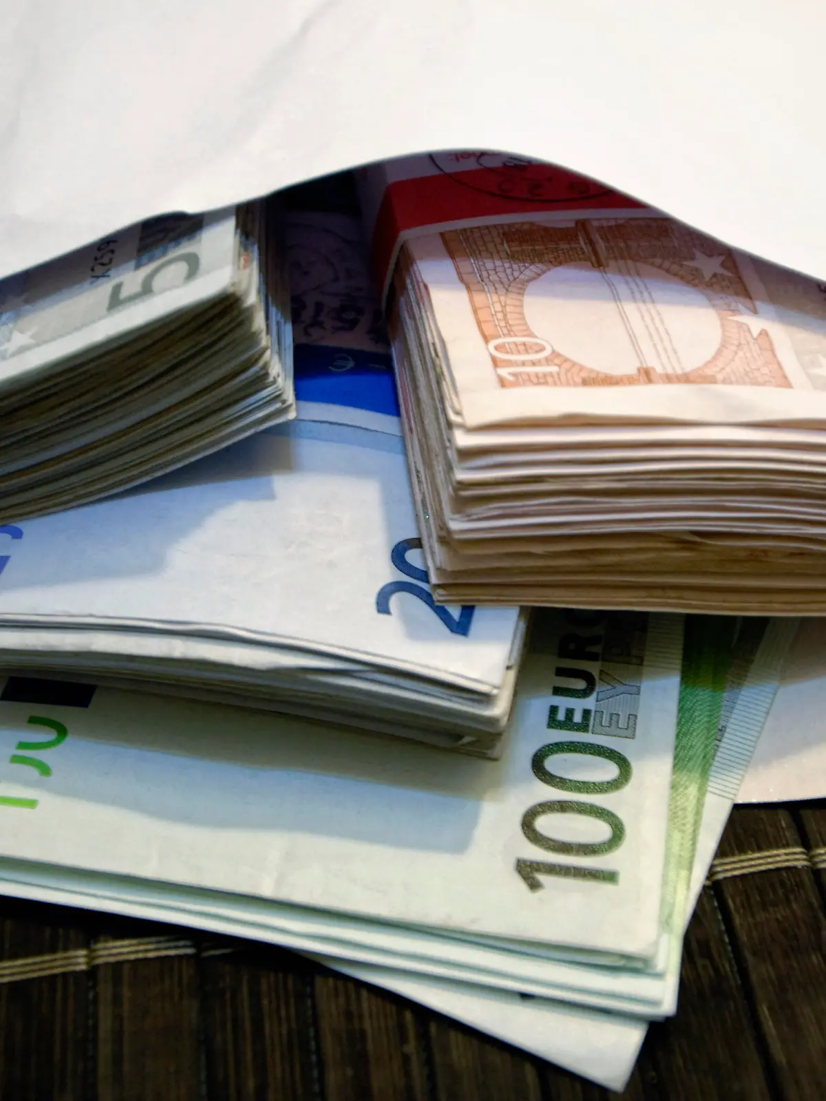 Ein Haufen Geld Euros closeup close up Währung Finanzwirtschaft Schulden Schuldenloch Schuldenkrise Kredite Symbolbild Symbolbilder Symbole Symbolik symbolisch Symbolaufnahme Symbolfoto Geld Geldscheine Geldbündel  Eurogeldscheine Euroscheine Zahlungsmittel Banknoten Finanzwesen Geldmarkt Geldwesen Banken Bankenpleite Bankenkrise Finanzkrise Wirtschaftskrise Weltwirtschaftskrise Finanzwirtschaftskrise Bankencrash Insolvenz Pleite Konkurs Inflation Deflation Geldentwertung schwacher Euro instabil volatil Devisenkurs Hamburg Hamburg Deutschland Germany *** A bunch of money euros closeup close up currency finance economy debt debt hole debt crisis credits symbol image symbol images symbols symbolism symbolic symbol pick-up symbol photo money banknotes bundles of money  euro banknotes euro banknotes means of payment banknotes financ Copyright: xAchimxDuwentäster/teamworkx