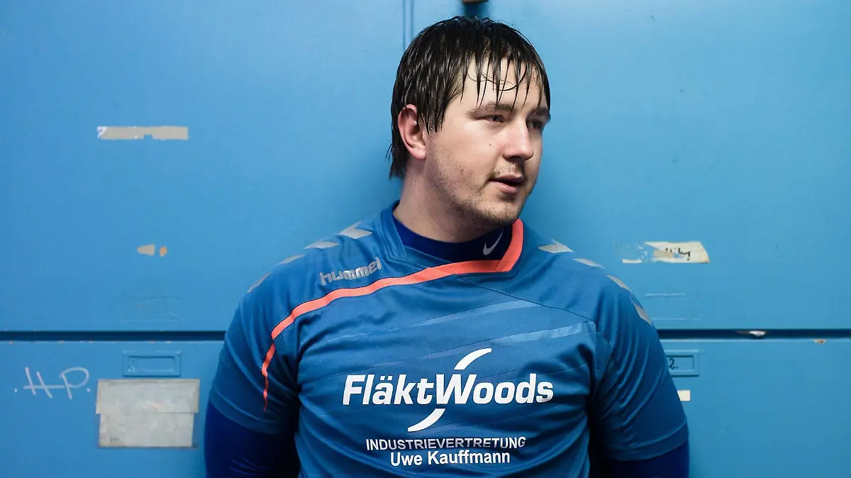 Berlin, Deutschland, 28.11.2015: Fußball Berlin-Liga Saison 2015/2016 - VSG Altglienicke - BFC Dynamo II. Kevin Pannewitz, Fußballer bei der VSG Altglienicke, posiert nach dem Spiel im Kabienentrakt

Berlin Germany 28 11 2015 Football Berlin League Season 2015 2016 VSG Altglienicke BFC Dynamo II Kevin Panne joke Footballers at the VSG Altglienicke posing After the Game in  