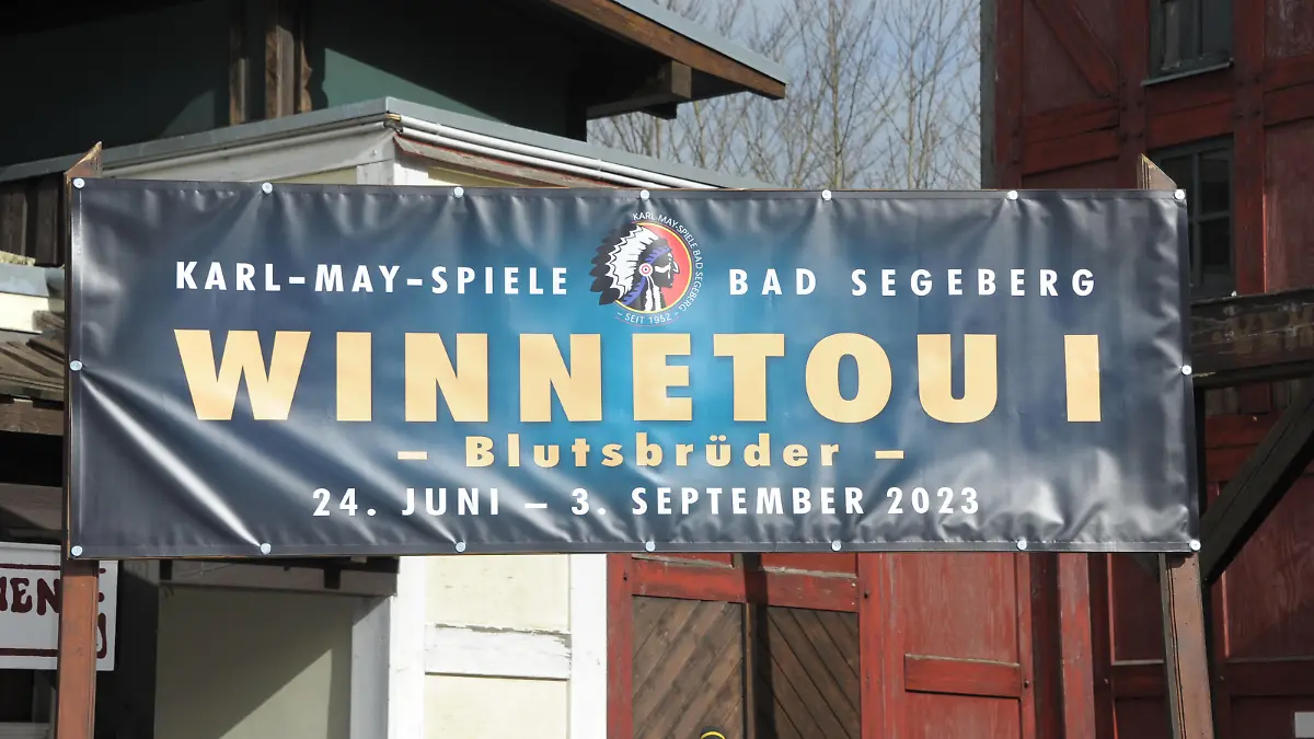 Karl May Logo 2023 Blutsbrüder . Vorstellung der neuen Gaststars 2023 im Karl May Abenteuer Blutsbrüder im Indian Village am Kalkberg in Bad Segeberg. Bad Segeberg, 04.03.2023 Bitte Bildunterschrift : IMAGO Michael Wigglesworth *** Karl May Logo 2023 Blood Brothers Introduction of the new guest stars 2023 in the Karl May adventure Blood Brothers in the Indian Village at the Kalkberg in Bad Segeberg Bad Segeberg, 04 03 2023 Please caption IMAGO Michael Wigglesworth.
