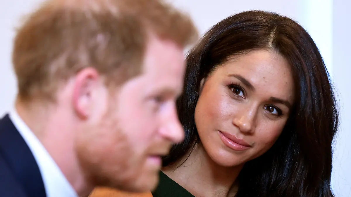 ARCHIV - 15.10.2019, Großbritannien, London: Der britische Prinz Harry (l), Herzog von Sussex, und seine Frau Meghan, Herzogin von Sussex, nehmen an den jährlichen «WellChild Awards» im Royal Lancaster Hotel teil. (zu dpa: «Meghans Vater: Harry, steh deinen Mann und triff dich mit mir») Foto: Toby Melville/PA Wire/dpa +++ dpa-Bildfunk +++