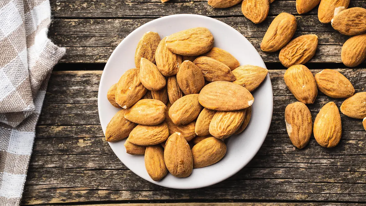 Dried almond nuts on plate Copyright: xjirkaejcx Panthermedia28197458