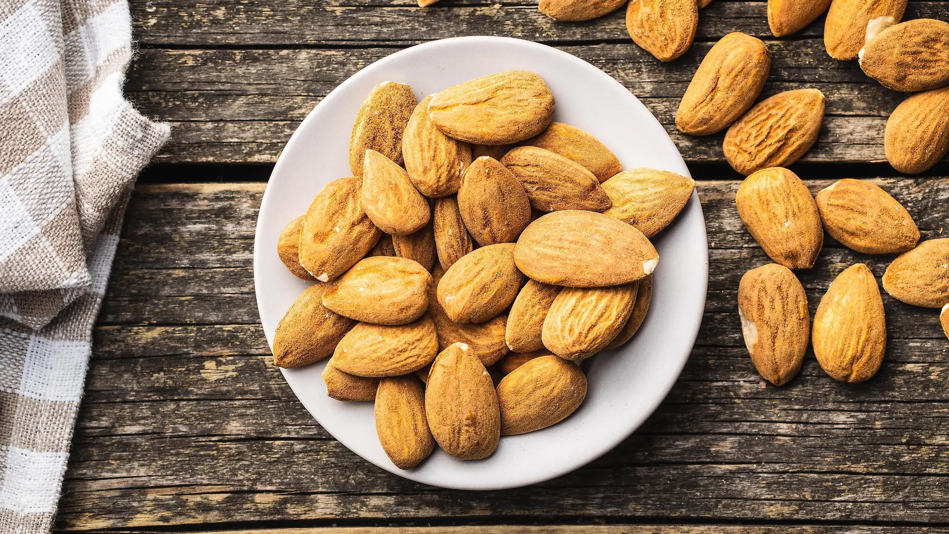 Dried almond nuts on plate Copyright: xjirkaejcx Panthermedia28197458