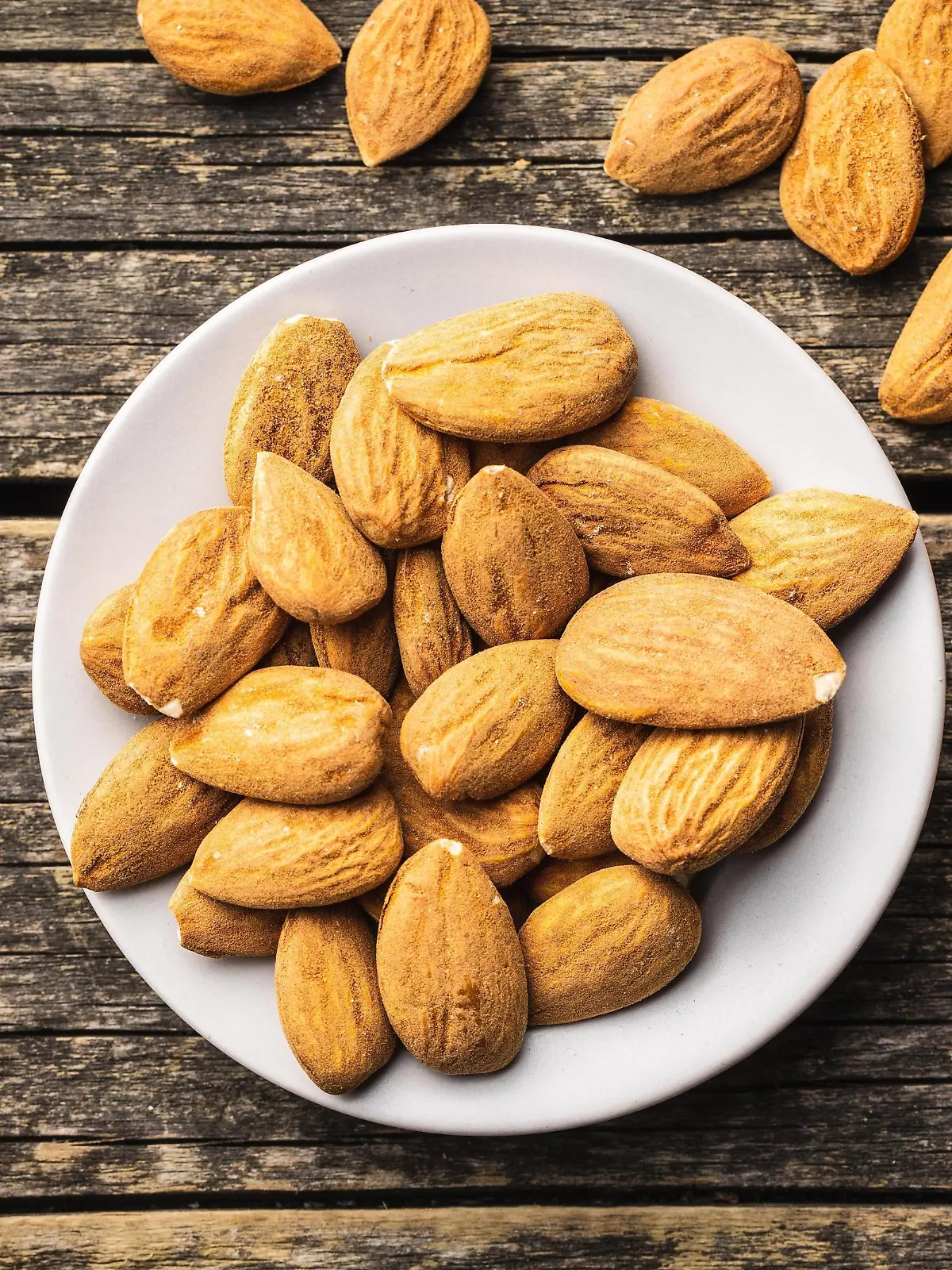 Dried almond nuts on plate Copyright: xjirkaejcx Panthermedia28197458