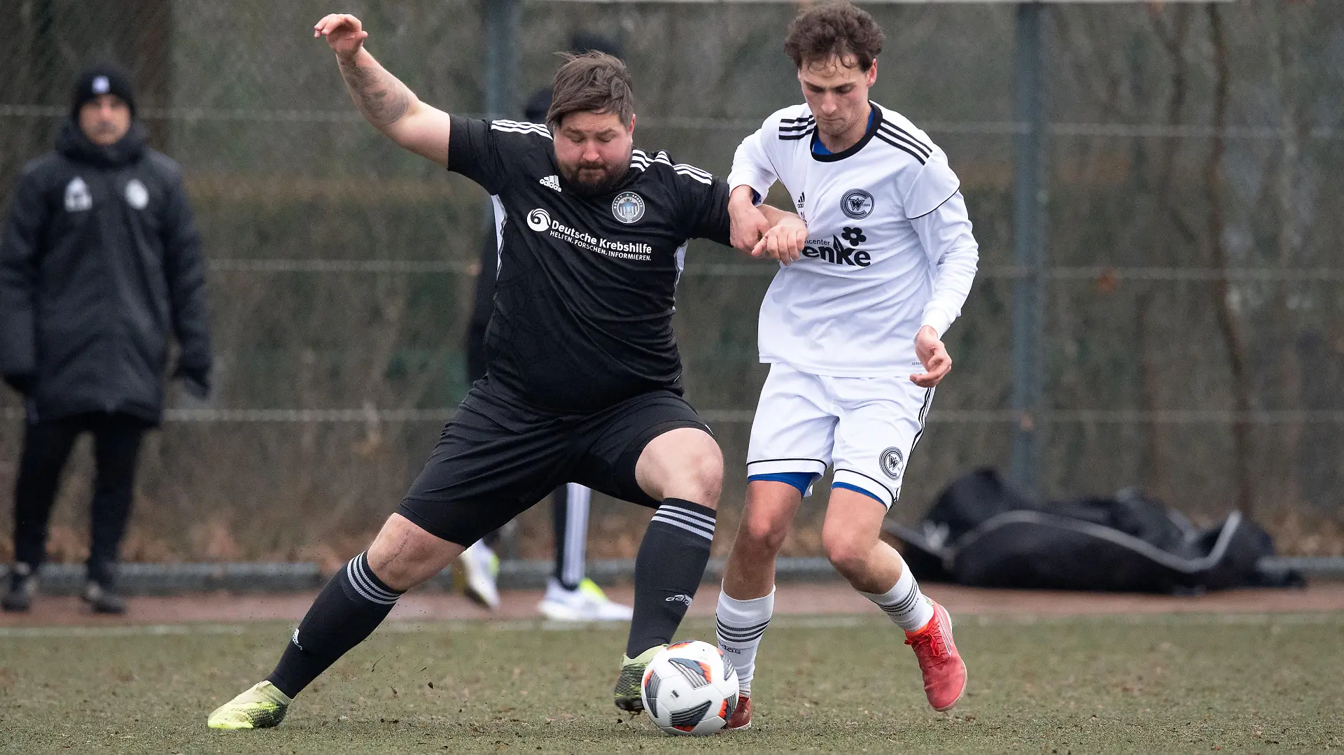 Fussball, Herren, Saison 2022/2023, Testspiel, FC Concordia Wilhelmsruh II - Delay Sports Berlin, v. l. Kevin Pannewitz (Delay Sports), David Thiessen (Concordia Wilhelmsruh II), 22.01. 2023, Foto: Sebastian Räppold / Matthias Koch