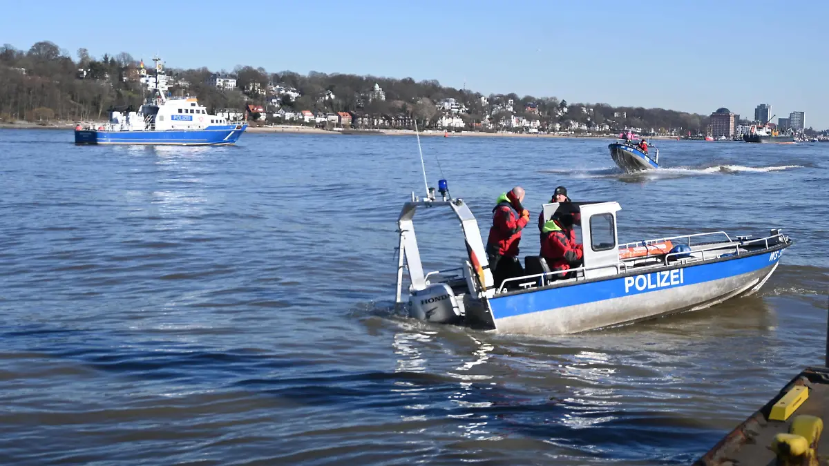 Am späten Dienstagvormittag ist ein 10-jähriger Junge offenbar in die Elbe in Finkenwerder gefallen. Augenzeugen berichten, er habe zunächst im Uferbereich auf Steinen gespielt und sei dann auf den Fähranleger der Hafenfähre gekommen. Dort sei er dann ins Wasser gefallen. Zwei Männer versuchten ihm noch einen Rettungsring und eine Rettungsstange zu übergeben. An der Rettungsstange soll sich der Junge auch kurzzeitig festgehalten haben, ehe ihn die Kraft verließ. Dann sei er abgetrieben und untergegangen. Mehrere Dutzend Polizeibeamte und Feuerwehrleute suchten nach dem Kind. Unteranderem kamen Kleinboote der Feuerwehr, Boote der Polizei und der Hafenverwaltung HPA zum Einsatz, teilweise mit Sonar. Ein Rettungshubschrauber suchte die