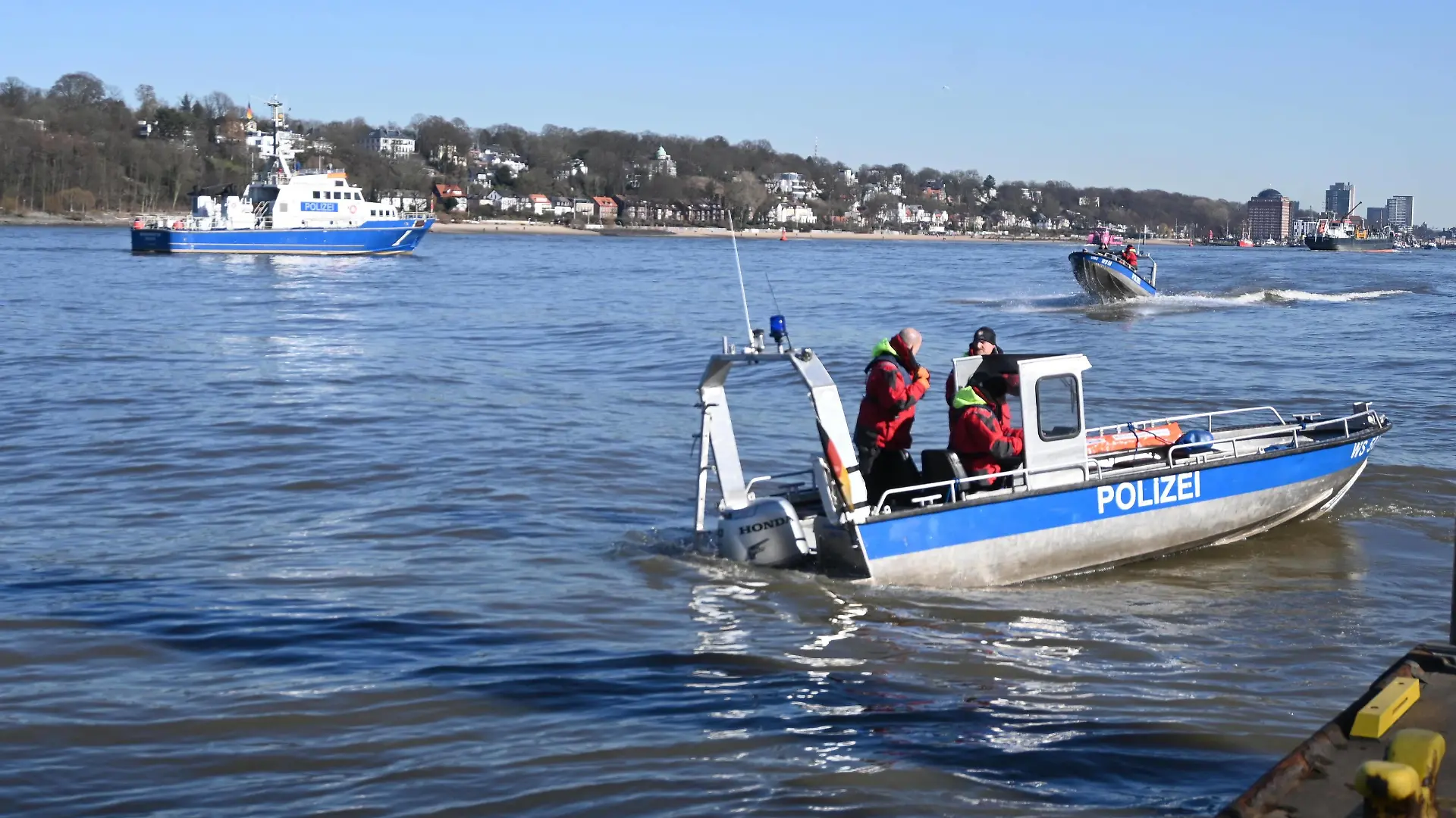 Am späten Dienstagvormittag ist ein 10-jähriger Junge offenbar in die Elbe in Finkenwerder gefallen. Augenzeugen berichten, er habe zunächst im Uferbereich auf Steinen gespielt und sei dann auf den Fähranleger der Hafenfähre gekommen. Dort sei er dann ins Wasser gefallen. Zwei Männer versuchten ihm noch einen Rettungsring und eine Rettungsstange zu übergeben. An der Rettungsstange soll sich der Junge auch kurzzeitig festgehalten haben, ehe ihn die Kraft verließ. Dann sei er abgetrieben und untergegangen. Mehrere Dutzend Polizeibeamte und Feuerwehrleute suchten nach dem Kind. Unteranderem kamen Kleinboote der Feuerwehr, Boote der Polizei und der Hafenverwaltung HPA zum Einsatz, teilweise mit Sonar. Ein Rettungshubschrauber suchte die
