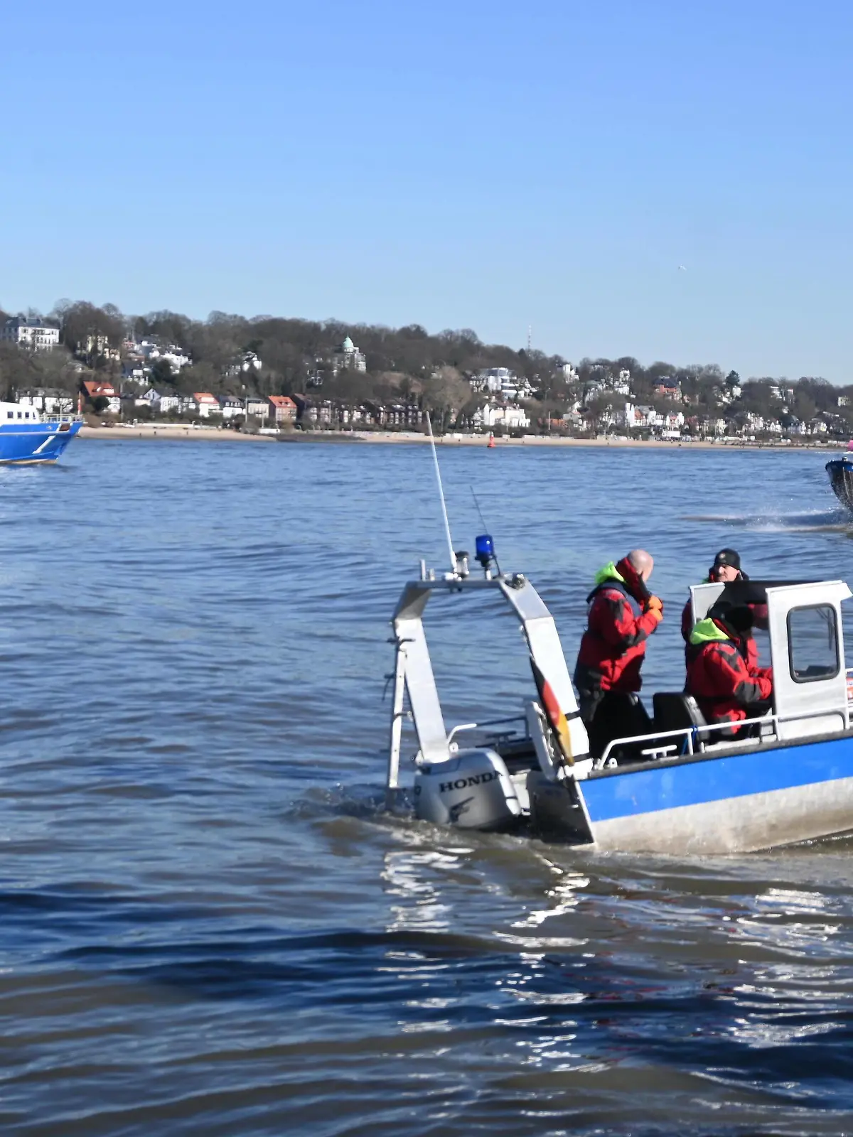 Am späten Dienstagvormittag ist ein 10-jähriger Junge offenbar in die Elbe in Finkenwerder gefallen. Augenzeugen berichten, er habe zunächst im Uferbereich auf Steinen gespielt und sei dann auf den Fähranleger der Hafenfähre gekommen. Dort sei er dann ins Wasser gefallen. Zwei Männer versuchten ihm noch einen Rettungsring und eine Rettungsstange zu übergeben. An der Rettungsstange soll sich der Junge auch kurzzeitig festgehalten haben, ehe ihn die Kraft verließ. Dann sei er abgetrieben und untergegangen. Mehrere Dutzend Polizeibeamte und Feuerwehrleute suchten nach dem Kind. Unteranderem kamen Kleinboote der Feuerwehr, Boote der Polizei und der Hafenverwaltung HPA zum Einsatz, teilweise mit Sonar. Ein Rettungshubschrauber suchte die
