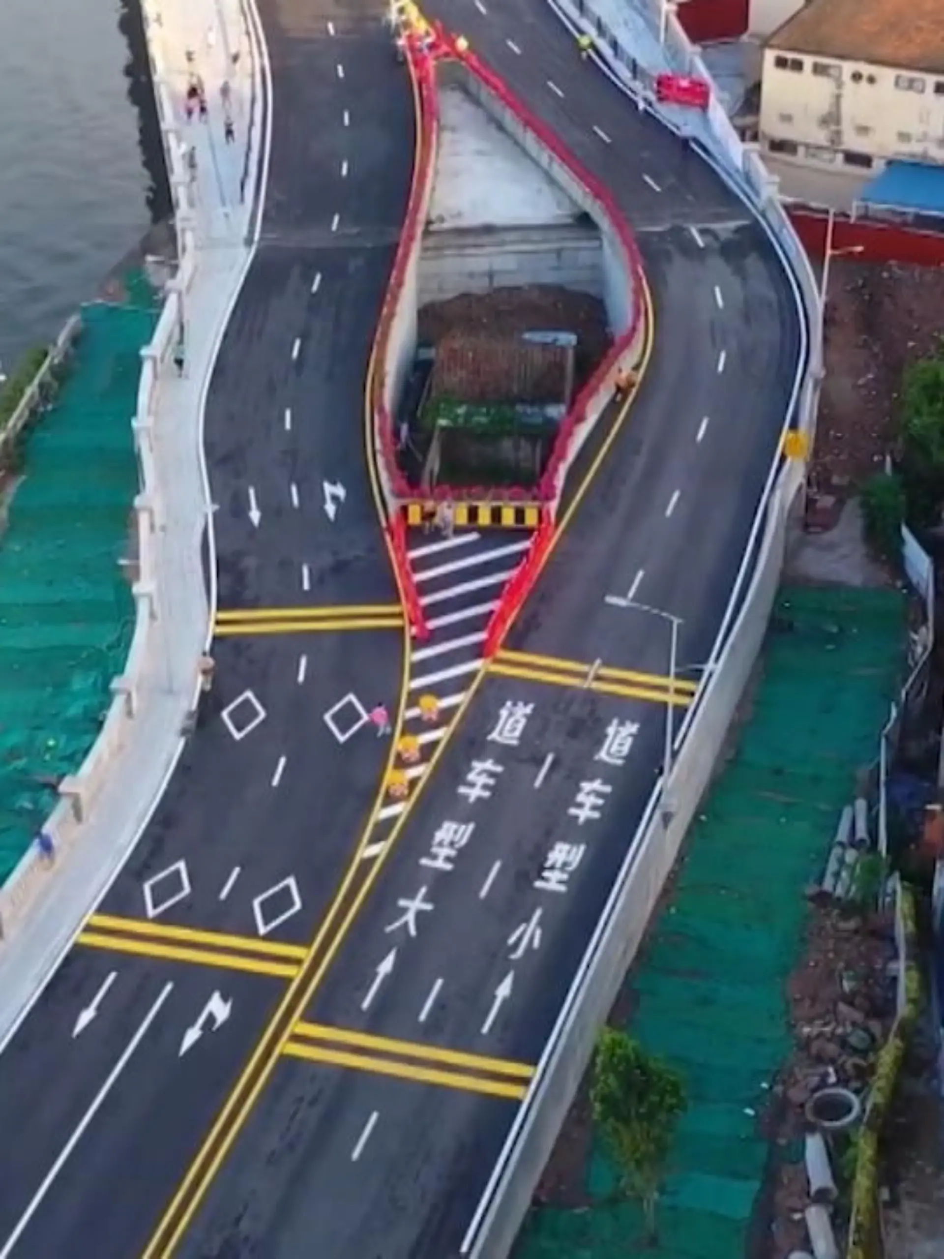 Bild zu: "Chinesen bauen Autobahn um Haus herum "