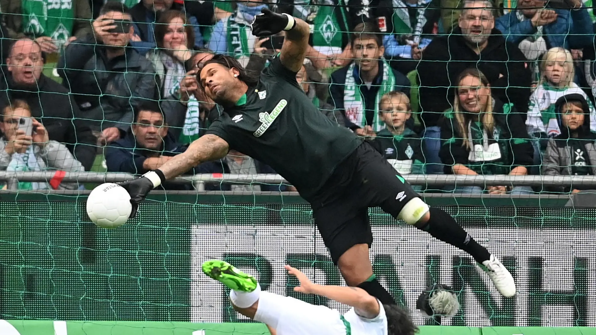 Fußball: Abschiedsspiel von Claudio Pizarro im Wohninvest Weserstadion. Torhüter Tim Wiese (hinten) vom Team Werder Bremen pariert einen Schuss von Nelson Valdez vom Team Claudios Amigos.