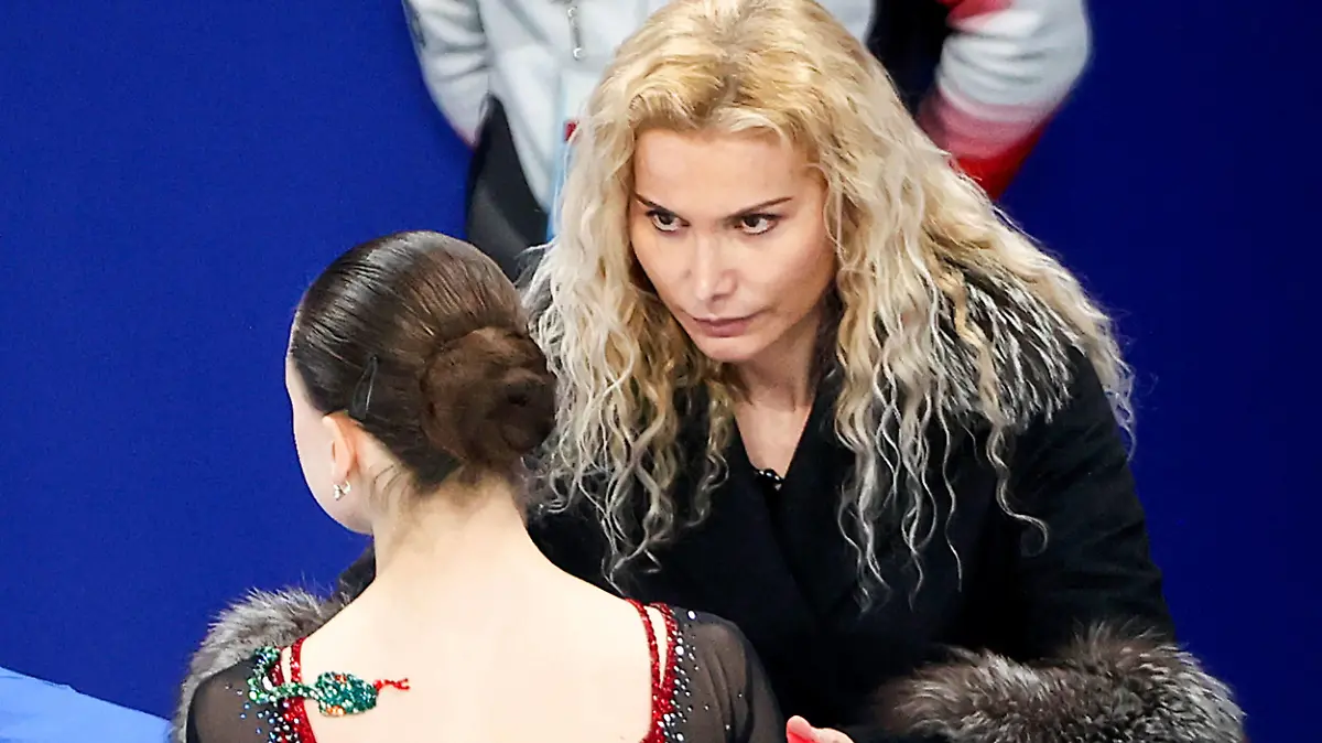 BEIJING, CHINA - FEBRUARY 17, 2022: Figure skater Kamila Valieva L of Team ROC approaches her coach Eteri Tutberidze ahead of the women s free skating programme at the Capital Indoor Stadium at the 2022 Winter Olympic Games, Olympische Spiele, Olympia, OS Valery Sharifulin/TASS PUBLICATIONxINxGERxAUTxONLY TS123F3E