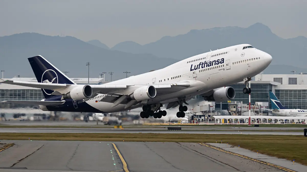  November 8, 2019, Richmond, British Columbia, Canada: A Lufthansa Boeing 747-400 D-ABVM wide-body jumbo jet airliner takes off from Vancouver International Airport. Richmond Canada PUBLICATIONxINxGERxSUIxAUTxONLY - ZUMAs202 20191108_zap_s202_004 Copyright: xBaynexStanleyx