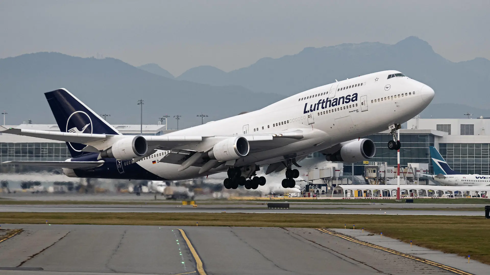  November 8, 2019, Richmond, British Columbia, Canada: A Lufthansa Boeing 747-400 D-ABVM wide-body jumbo jet airliner takes off from Vancouver International Airport. Richmond Canada PUBLICATIONxINxGERxSUIxAUTxONLY - ZUMAs202 20191108_zap_s202_004 Copyright: xBaynexStanleyx