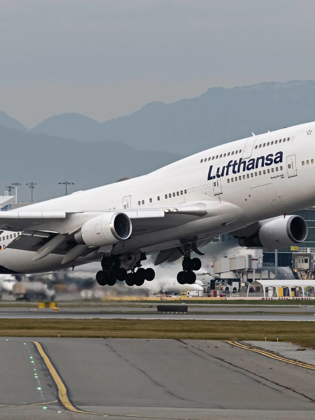  November 8, 2019, Richmond, British Columbia, Canada: A Lufthansa Boeing 747-400 D-ABVM wide-body jumbo jet airliner takes off from Vancouver International Airport. Richmond Canada PUBLICATIONxINxGERxSUIxAUTxONLY - ZUMAs202 20191108_zap_s202_004 Copyright: xBaynexStanleyx