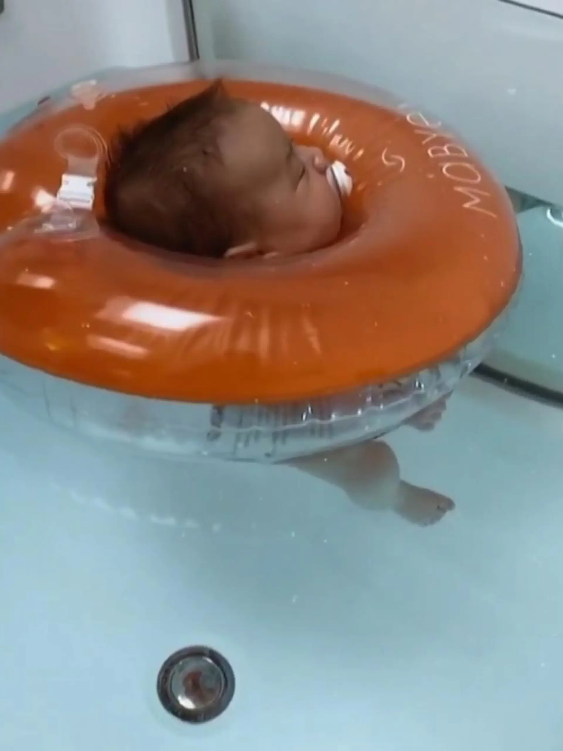Götze-Baby Rome lässt sich im Baby-Spa treiben
