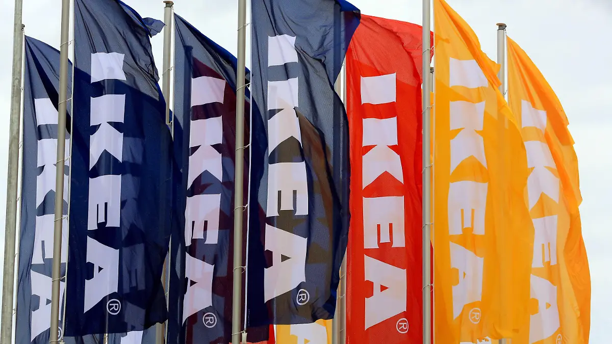 ARCHIV - Fahnen vom Ikea-Einrichtungshaus Magdeburg wehen am 31.08.2017 in Magdeburg (Sachsen-Anhalt). (zu dpa «EU-Kommission nimmt Ikea-Steuerdeals ins Visier» vom 18.12.2017) Foto: Peter Gercke/dpa-Zentralbild/dpa +++(c) dpa - Bildfunk+++