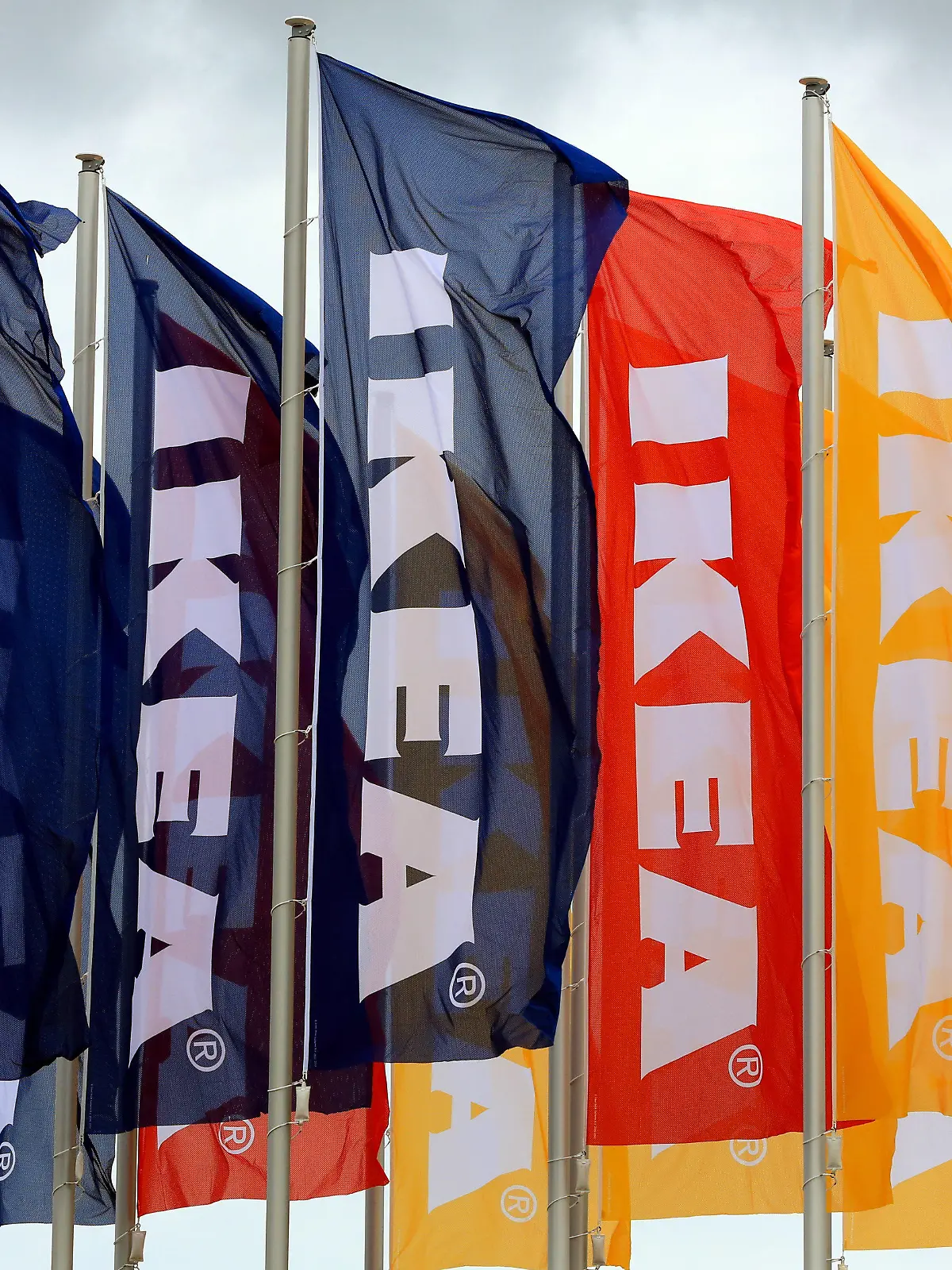ARCHIV - Fahnen vom Ikea-Einrichtungshaus Magdeburg wehen am 31.08.2017 in Magdeburg (Sachsen-Anhalt). (zu dpa «EU-Kommission nimmt Ikea-Steuerdeals ins Visier» vom 18.12.2017) Foto: Peter Gercke/dpa-Zentralbild/dpa +++(c) dpa - Bildfunk+++