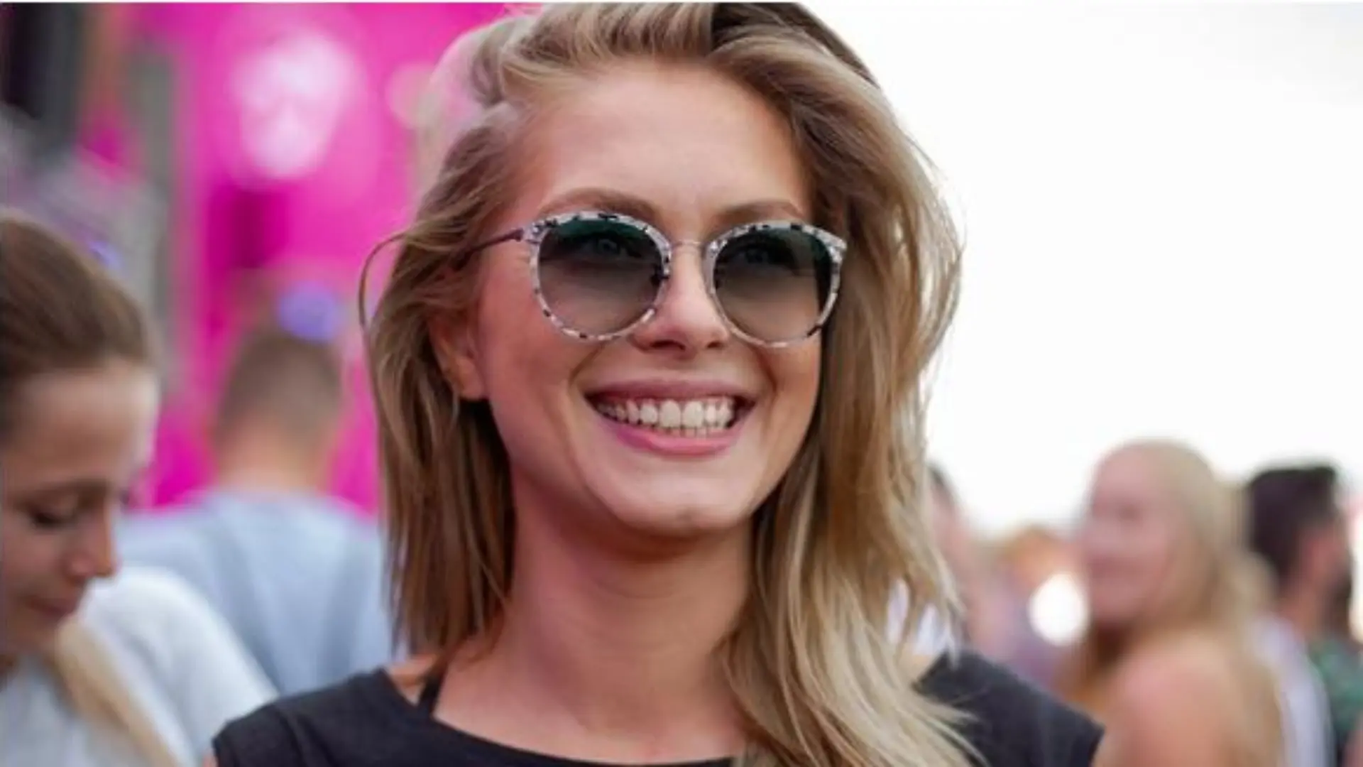 Frau mit Sonnenbrille