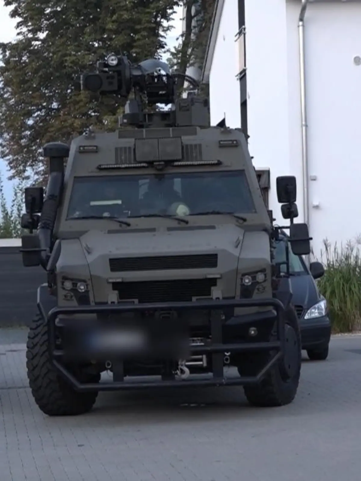 Bild zu: "Polizei rückt mit Panzer an "