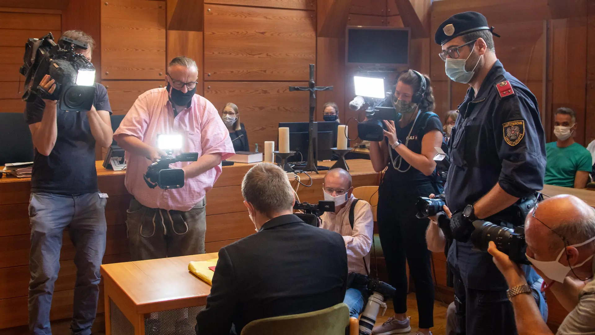  20200812 Verhandlung gegen den mutmaßlichen fünffach Mörder von Kitzbühel INNSBRUCK, ÖSTERREICH - AUGUST 12: Der mutmaßliche fünffach Mörder von Kitzbühel Andreas E. umringt von Fotografen und Kamerateams bei der Verhandlung gegen den mutmaßlichen fünffach Mörder von Kitzbühel im Landesgericht Innsbruck am August 12, 2020 in Innsbruck, Österreich. Innsbruck Landesgericht Innsbruck Tirol Österreich *** 20200812 Trial against the alleged five-time murderer of Kitzbühel INNSBRUCK, AUSTRIA AUGUST 12 The alleged five-time murderer of Kitzbühel Andreas E is surrounded by photographers and camera teams at the trial against the alleged five-time murderer of Kitzbühel at the Innsbruck Regional Court on August 12, 2020 in Innsbruck, Austria Innsbruck