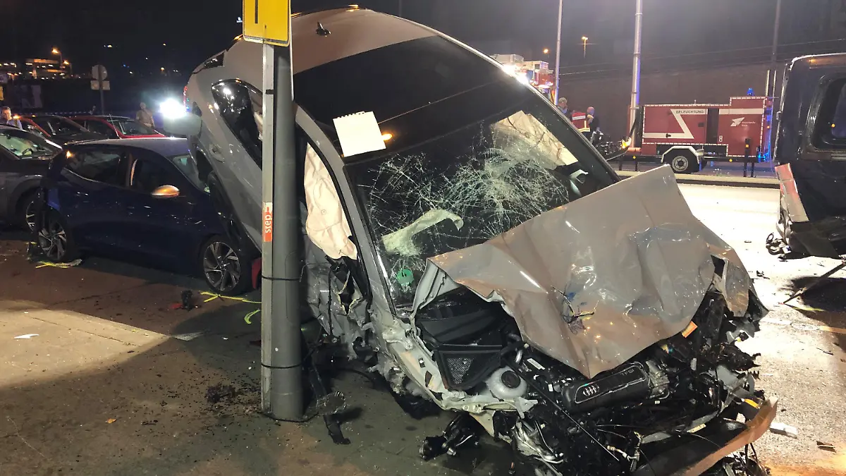 18.08.2023, Nordrhein-Westfalen, Köln: Unfallfahrzeuge türmen sich in der Innenstadt von Köln. Bei einem Unfall mit etwa zehn beteiligten Fahrzeugen sind am Freitagabend nach Angaben der Polizei wahrscheinlich mehrere Menschen verletzt worden. Foto: Petra Albers/dpa +++ dpa-Bildfunk +++