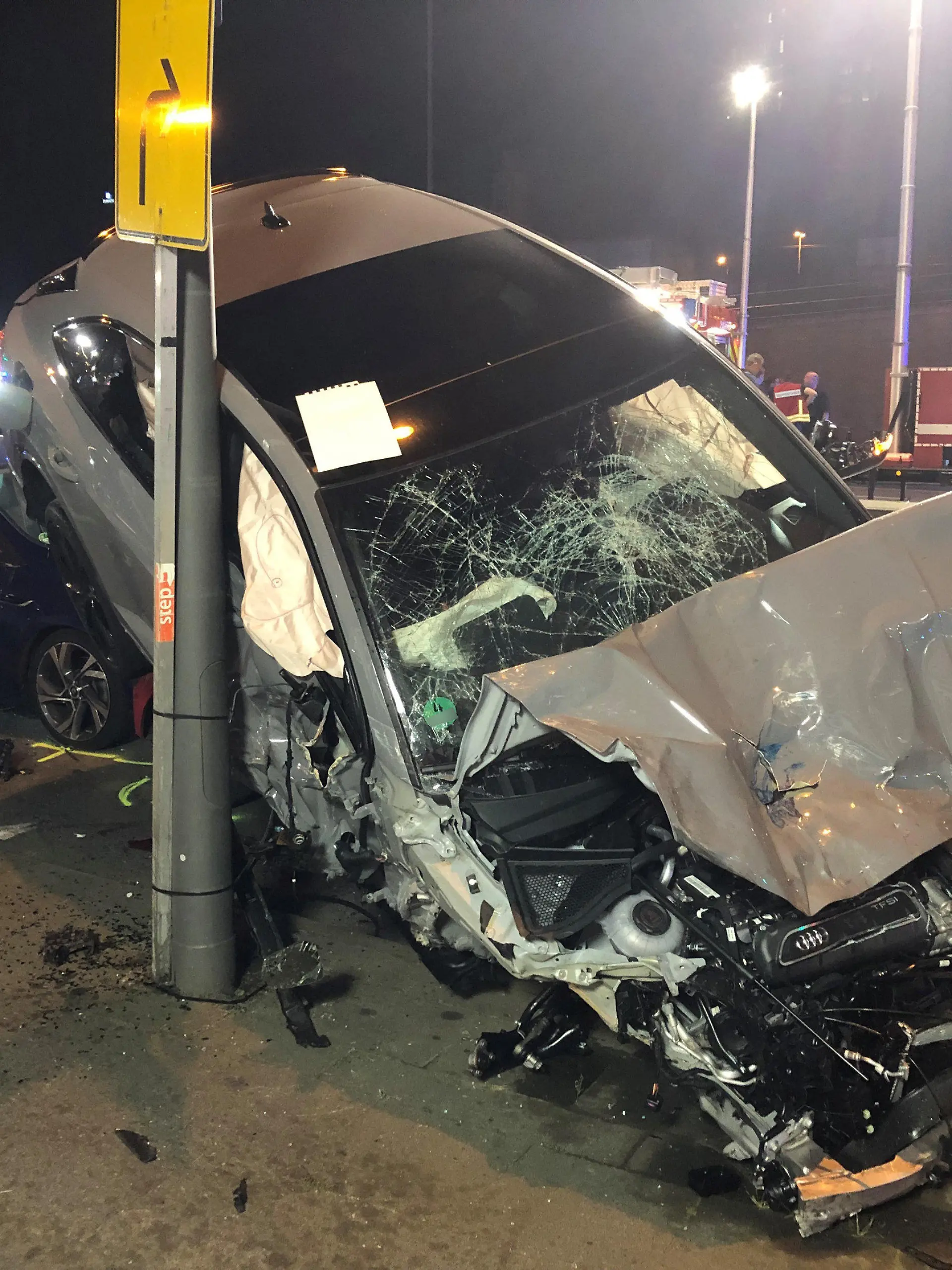18.08.2023, Nordrhein-Westfalen, Köln: Unfallfahrzeuge türmen sich in der Innenstadt von Köln. Bei einem Unfall mit etwa zehn beteiligten Fahrzeugen sind am Freitagabend nach Angaben der Polizei wahrscheinlich mehrere Menschen verletzt worden. Foto: Petra Albers/dpa +++ dpa-Bildfunk +++
