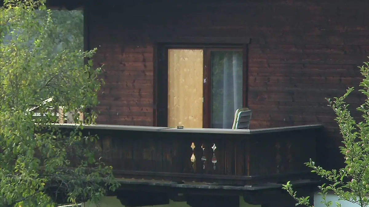 Eine Spanplatte erinnert an das mit einem Baseballschläger zerstörte Fenster