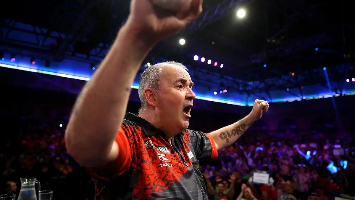 Darts: Weltmeisterschaft, Tag 15, am 01.01.2018 in London, Großbritannien. Phil Taylor jubelt, nachdem er das Final-Match verloren hat. Foto: Steven Paston/PA Wire/dpa +++(c) dpa - Bildfunk+++