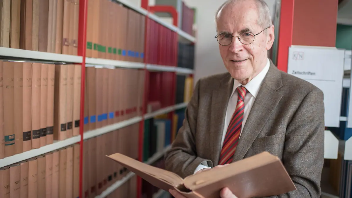 ARCHIV - Der Kriminologe Christian Pfeiffer steht am 23.03.2015 während eines Interviews in Hannover (Niedersachsen) vor einer Bücherwand. Angesichts der Gewaltkriminalität unter Flüchtlingen haben Kriminologen eine bessere Präventionsarbeit angemahnt. (zu dpa «Kriminologen für mehr Prävention gegen Flüchtlingskriminalität» vom 03.01.2018) Foto: Ole Spata/dpa +++(c) dpa - Bildfunk+++