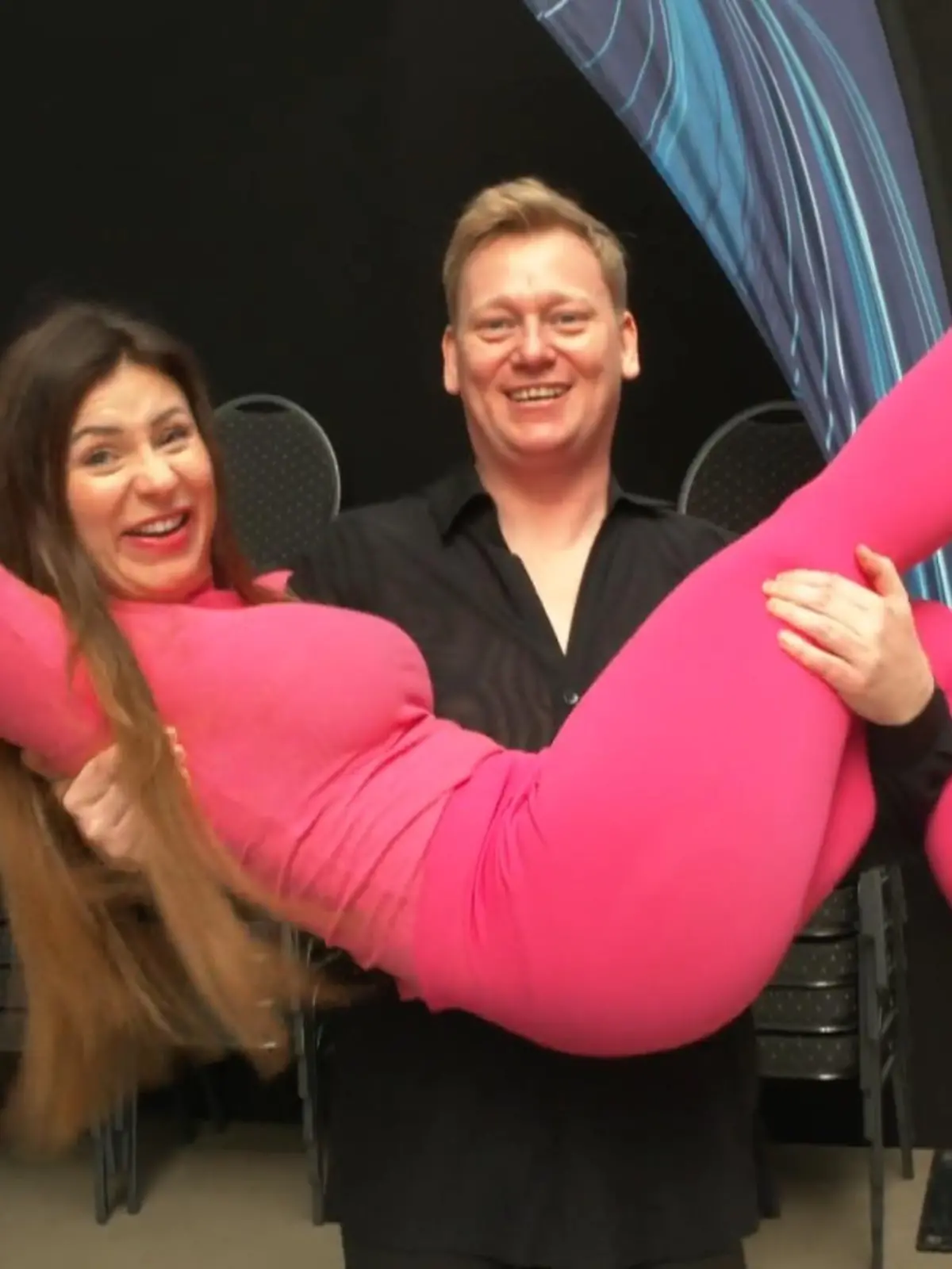 Natalie Nock (29) aus Baden-Baden traut ihren Augen nicht. Bei den Proben zur DSDS-Liveshow in den MMC-Studios läuft sie "Let's Dance"-Spaßvogel Knossi über den Weg. Den kennt sie aus ihrer Heimatregion und da bietet sich eine spontane Gesangs-Session mit anschließendem Tänzchen natürlich an.