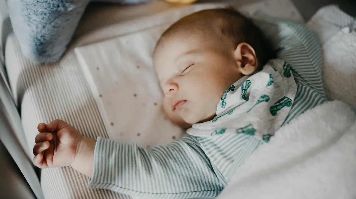 Baby schläft im Kinderbett
