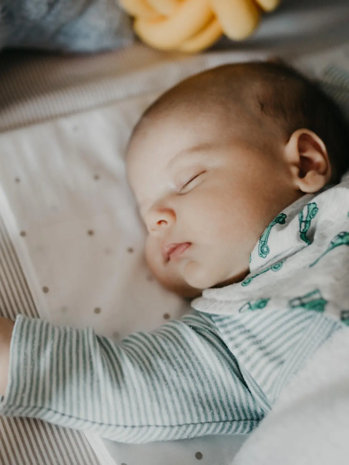 Baby schläft im Kinderbett