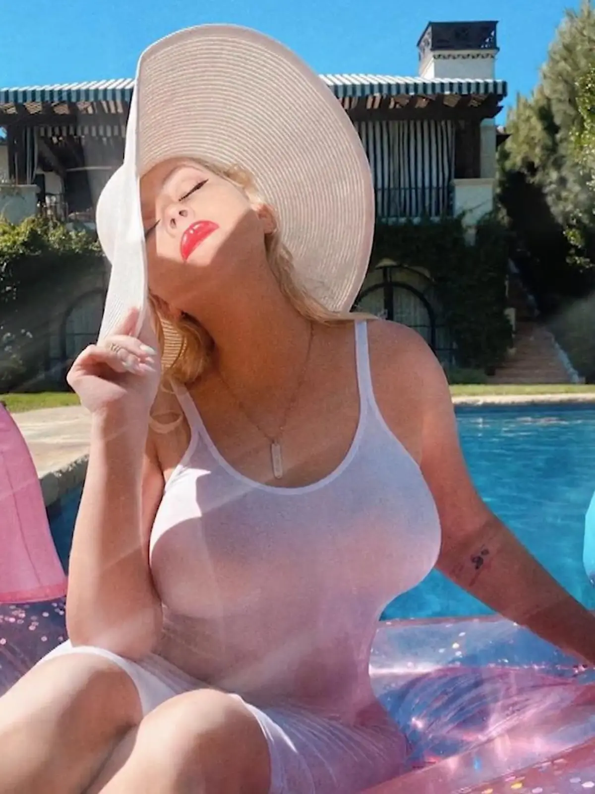 Bild zu: "Christina Aguilera braucht eine Abkühlung"