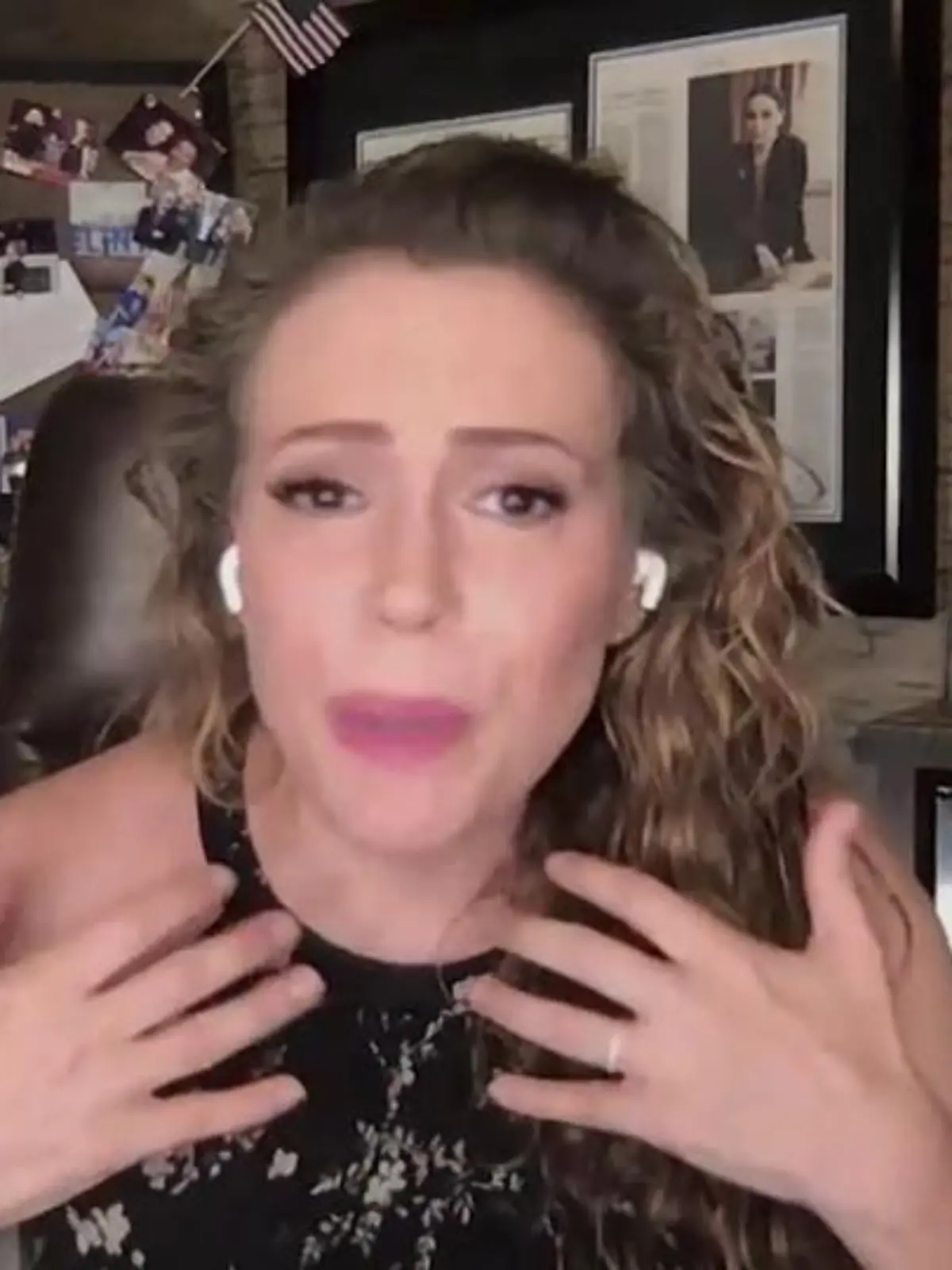 Bild zu: "Nach Corona: Alyssa Milano schockiert mit Haarverlust"