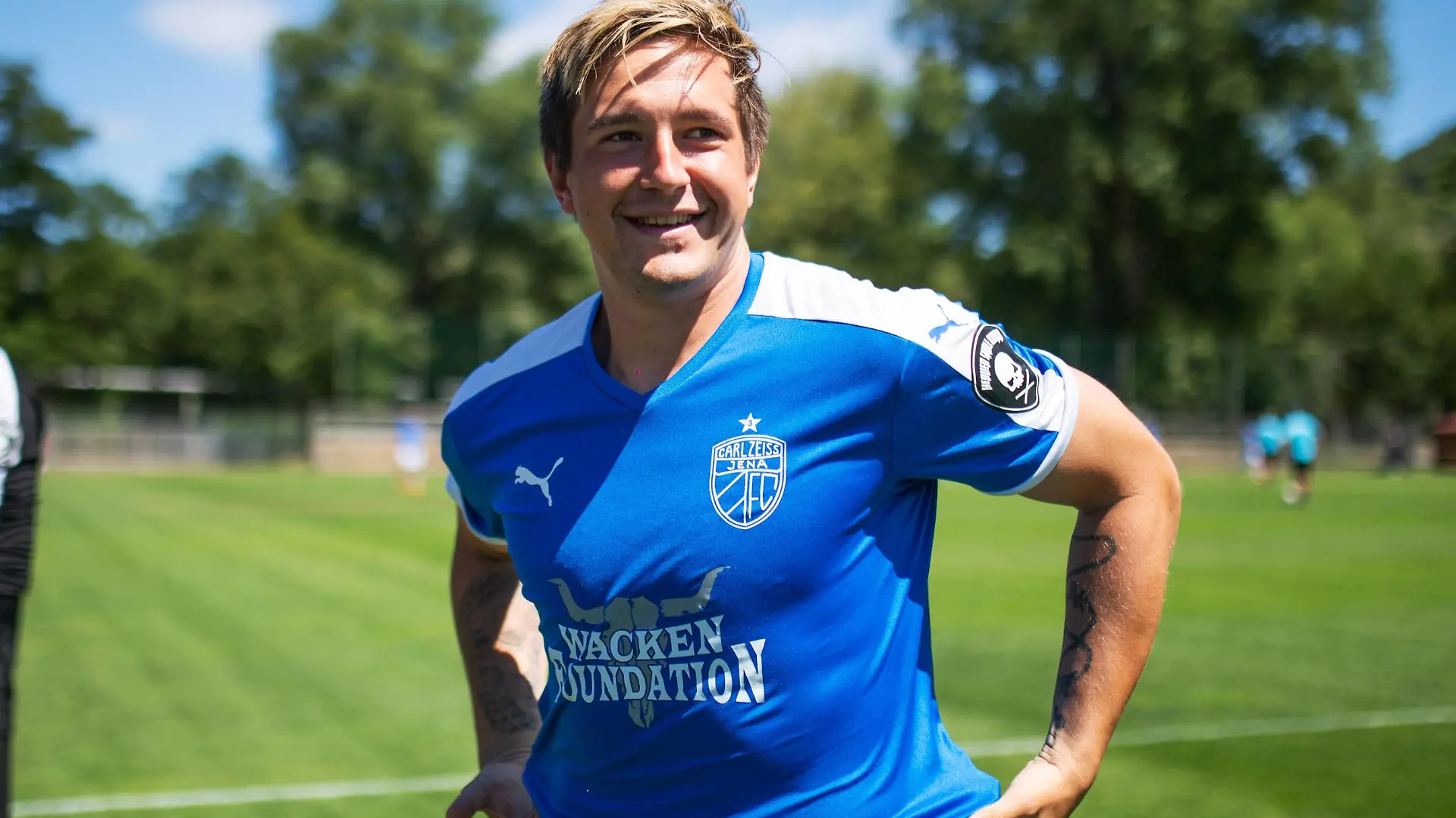 Saisonauftakt Testspiel FC Carl Zeiss Jena vs FK Ãösti nad Labem (2. tschechische Liga) am 7.7.18 auf Platz 3 des Ernst Abbe Sportfeldes Spieler Kevin Pannewitz (Jena) streift sich ein Trikot vor dem Spiel über Ernst Abbe Sportfeld Platz 3 *** Season opener Test match FC Carl Zeiss Jena vs. FK Cösti nad Labem 2 Czech league at 7 7 18 at rank 3 of the Ernst Abbe sports field Player Kevin Pannewitz Jena grabs a jersey before the game over Ernst Abbe Sportfeld 3rd place