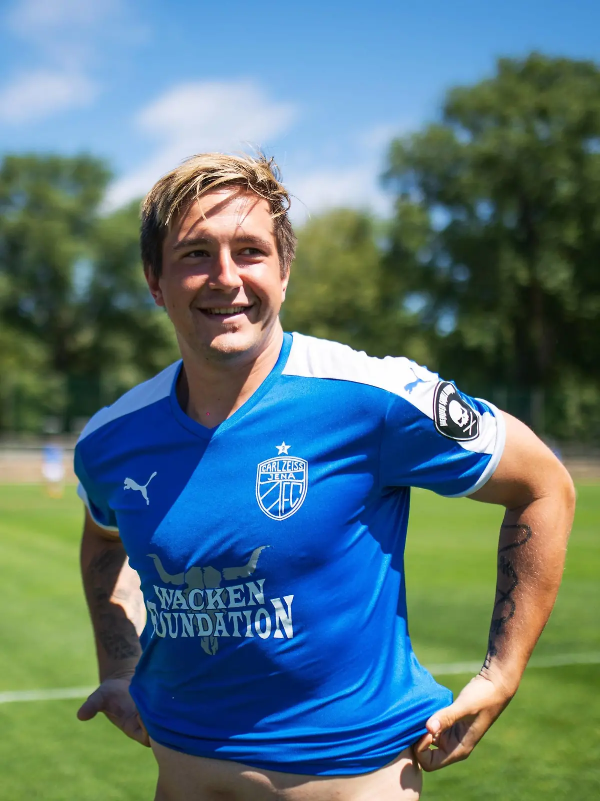 Saisonauftakt Testspiel FC Carl Zeiss Jena vs FK Ãösti nad Labem (2. tschechische Liga) am 7.7.18 auf Platz 3 des Ernst Abbe Sportfeldes Spieler Kevin Pannewitz (Jena) streift sich ein Trikot vor dem Spiel über Ernst Abbe Sportfeld Platz 3 *** Season opener Test match FC Carl Zeiss Jena vs. FK Cösti nad Labem 2 Czech league at 7 7 18 at rank 3 of the Ernst Abbe sports field Player Kevin Pannewitz Jena grabs a jersey before the game over Ernst Abbe Sportfeld 3rd place  