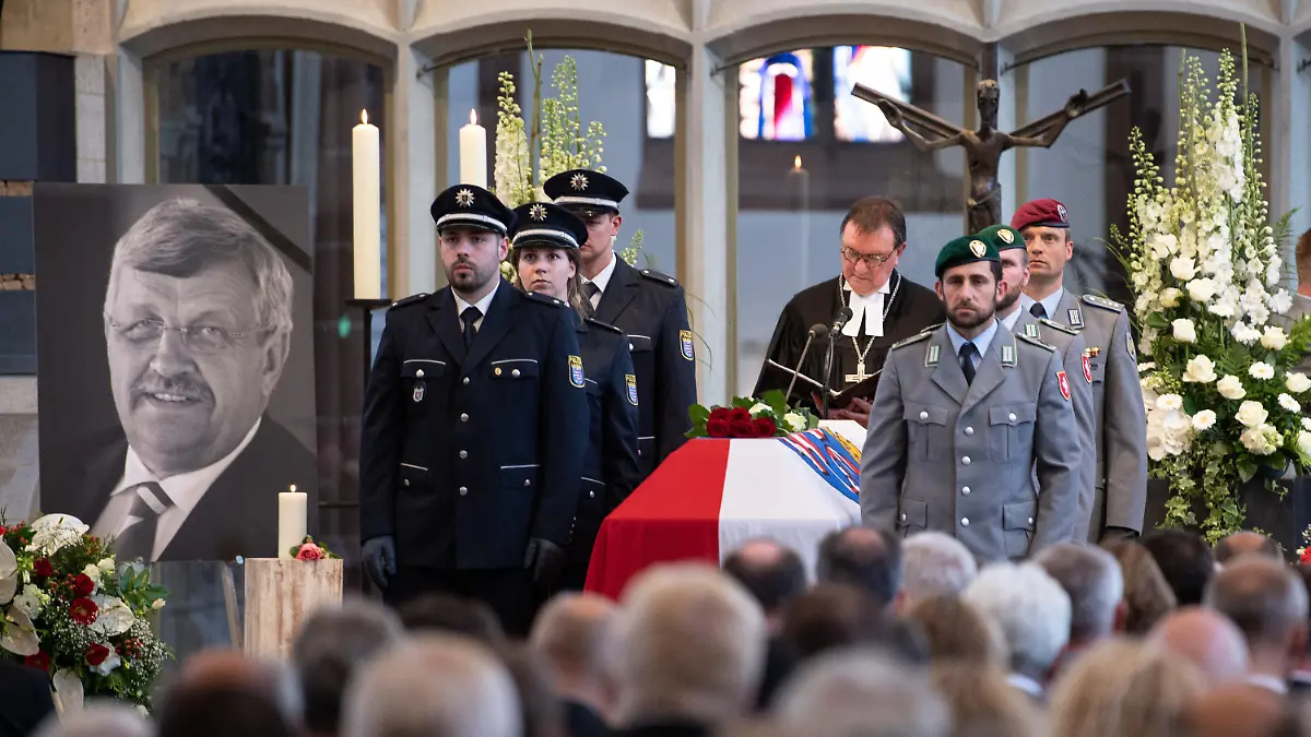 13.06.2019, Hessen, Kassel: Martin Hein, Bischof der Evangelischen Kirche von Kurhessen-Waldeck (EKKW), spricht bei einem Trauergottesdienst in der Martinskirche für den verstorbenen Kasseler Regierungspräsidenten Walter Lübcke (CDU). Lübcke wurde mit einem Kopfschuss auf der Terrasse seines Wohnhauses getötet. Foto: Swen Pförtner/dpa-POOL/dpa +++ dpa-Bildfunk +++