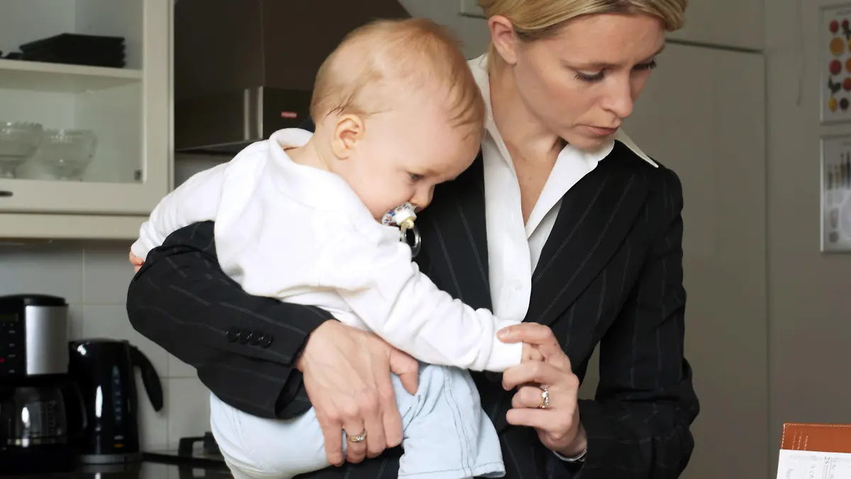 Career mother with baby at home in the morning. MODEL RELEASED. Foto: ELINA SIMONEN / LEHTIKUVA +++(c) dpa - Report+++