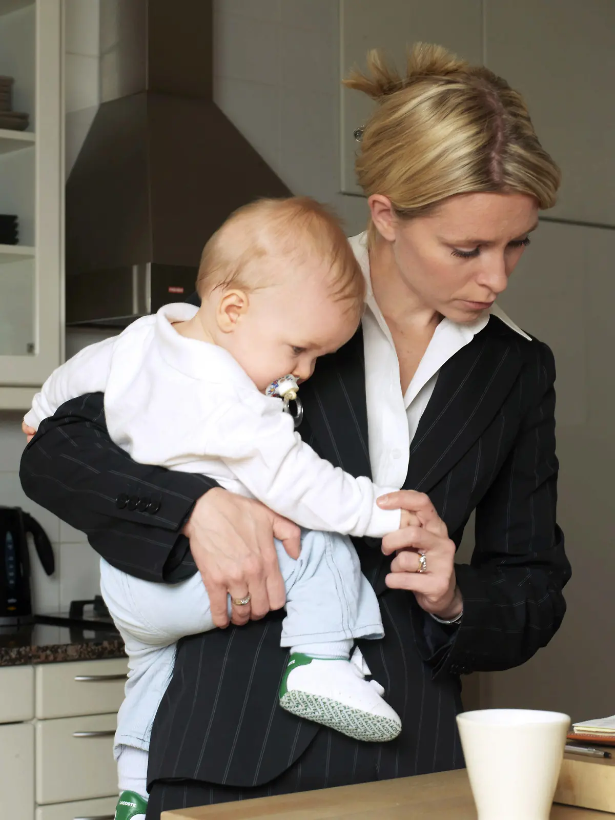 Career mother with baby at home in the morning. MODEL RELEASED. Foto: ELINA SIMONEN / LEHTIKUVA +++(c) dpa - Report+++