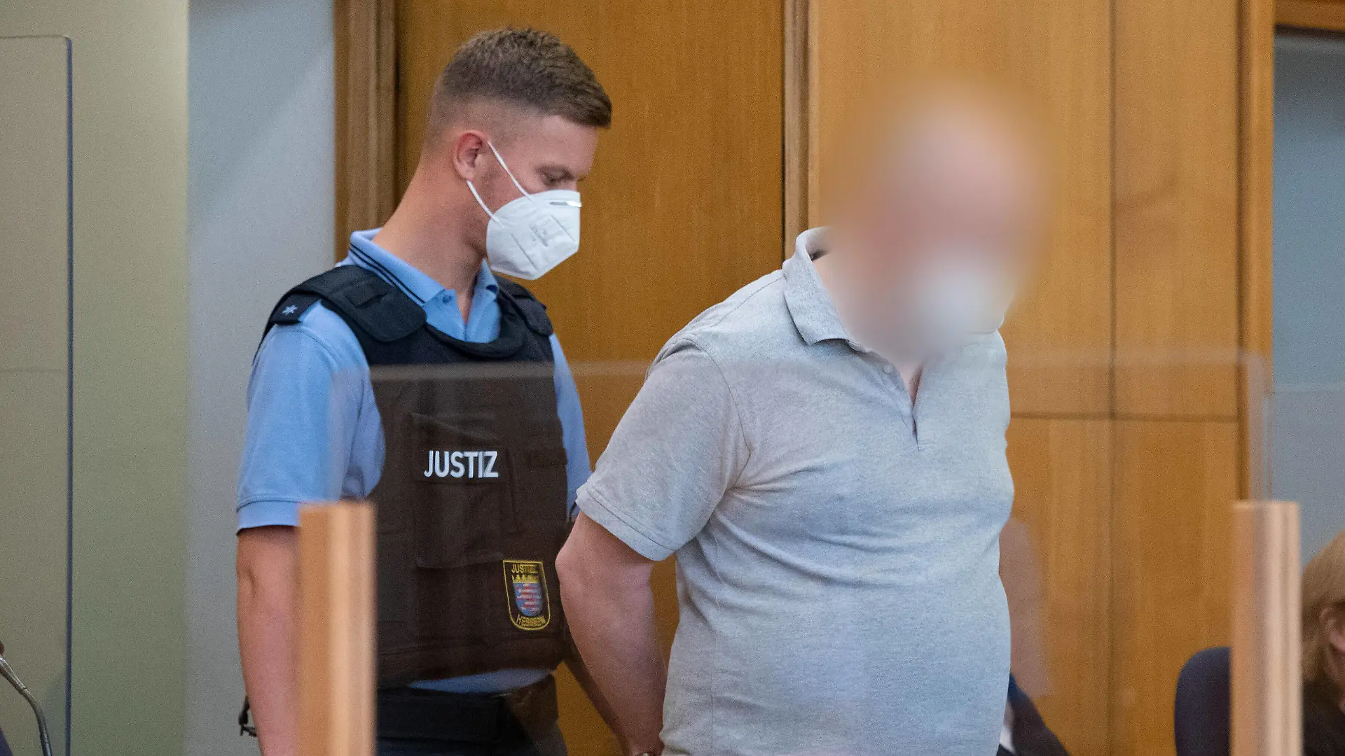 07.08.2020, xblx, deloka, emonline, delahe, Prozess: Tod von Dr. Walter Luebcke, v.l., Angeklagter Markus H. wird in den Gerichtssaal geführt, vor dem Oberlandesgericht in Frankfurt wird heute der Prozess gegen zwei Männer fortgesetzt, die die Bundesanwaltschaft im Zusammenhang mit dem Tod des Politikers angeklagt hat. Der Kasseler Regierungspräsident Dr. Walter Luebcke Walter Lübcke wurde im Juni 2019 auf der Terrasse seines Hauses in Wolfhagen getötet. Frankfurt am Main *** 07 08 2020, xblx, deloka, emonline, delahe, trial Death of Dr Walter Luebcke, v l , Defendant Markus H is led into the courtroom, the trial against two men accused by the Federal Prosecutors Office in connection with the death of the politician continues toda