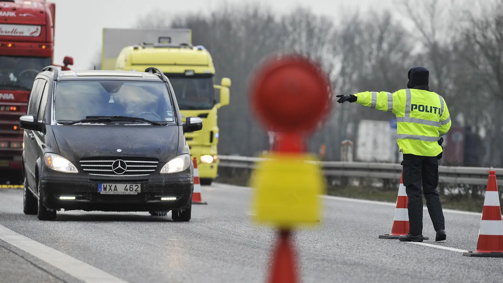 dänische Grenzkontrolle Kontrolle an der deutsch-dänischen Grenze durch die dänische Polizei auf der A7. Personen ohne gültige Ausweispapiere wird die Einreise ins Königreich verwehrt.