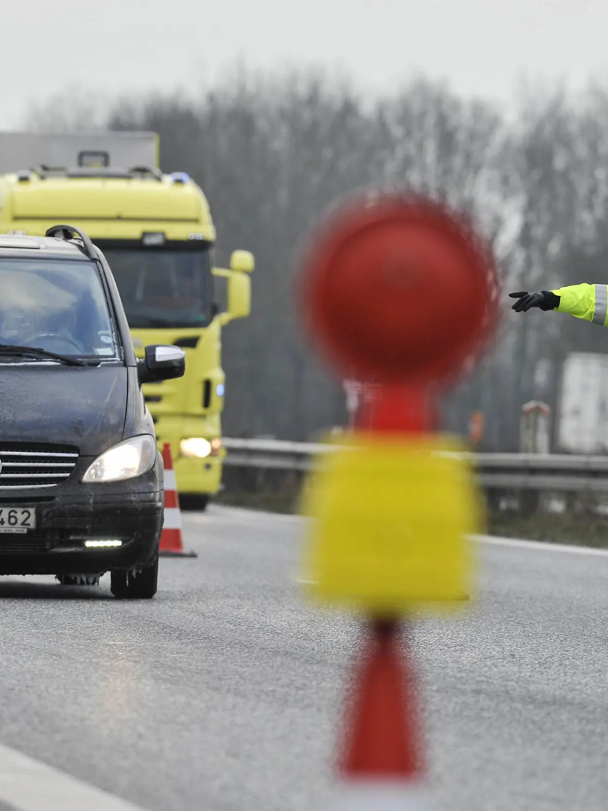  dänische Grenzkontrolle Kontrolle an der deutsch-dänischen Grenze durch die dänische Polizei auf der A7. Personen ohne gültige Ausweispapiere wird die Einreise ins Königreich verwehrt.