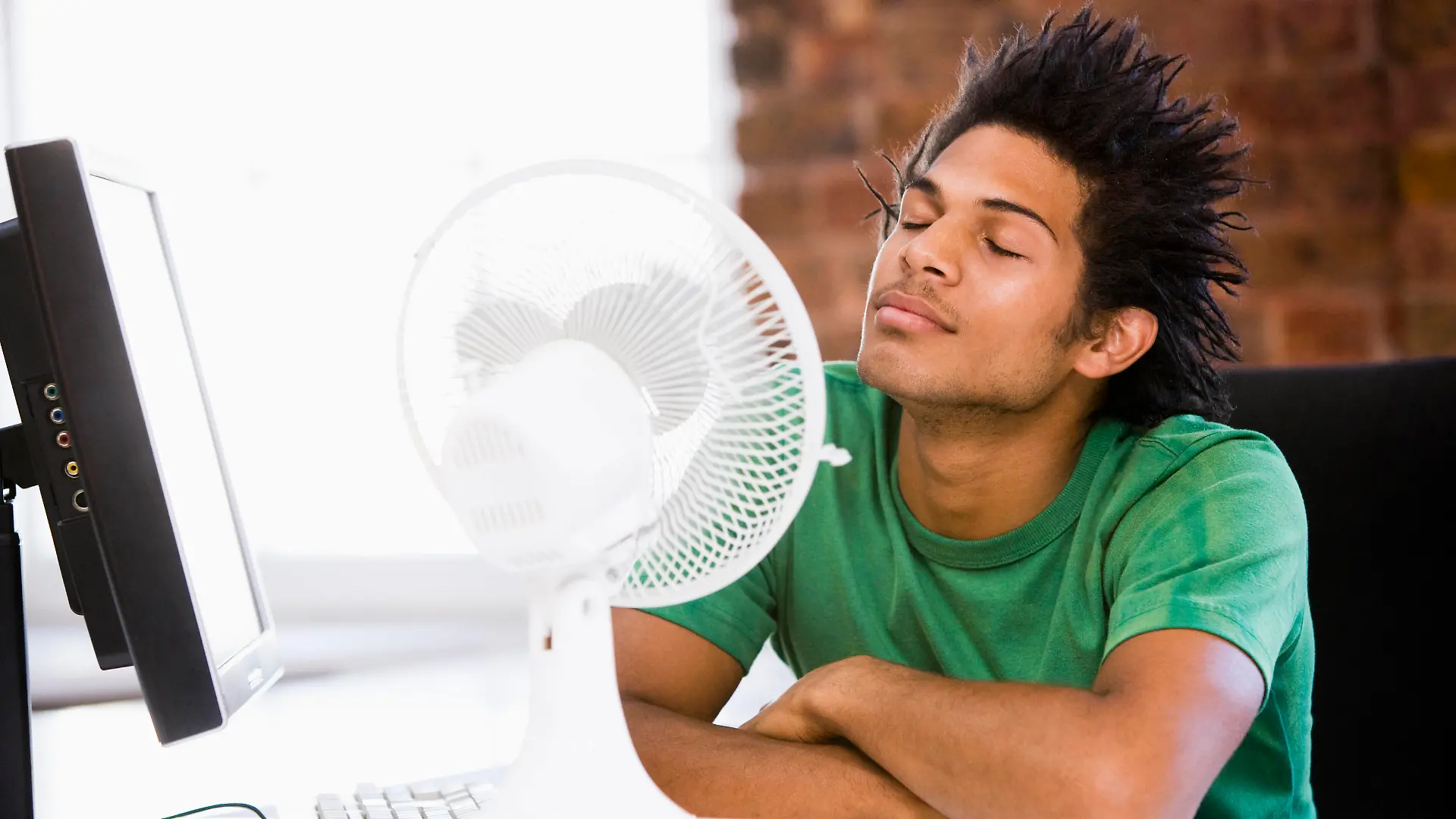 Businessman in office with computer and fan cooling off Businessman in office with computer and fan cooling off PUBLICATIONxINxGERxSUIxAUTxONLY Copyright: xMonkeyBusinessx 531535