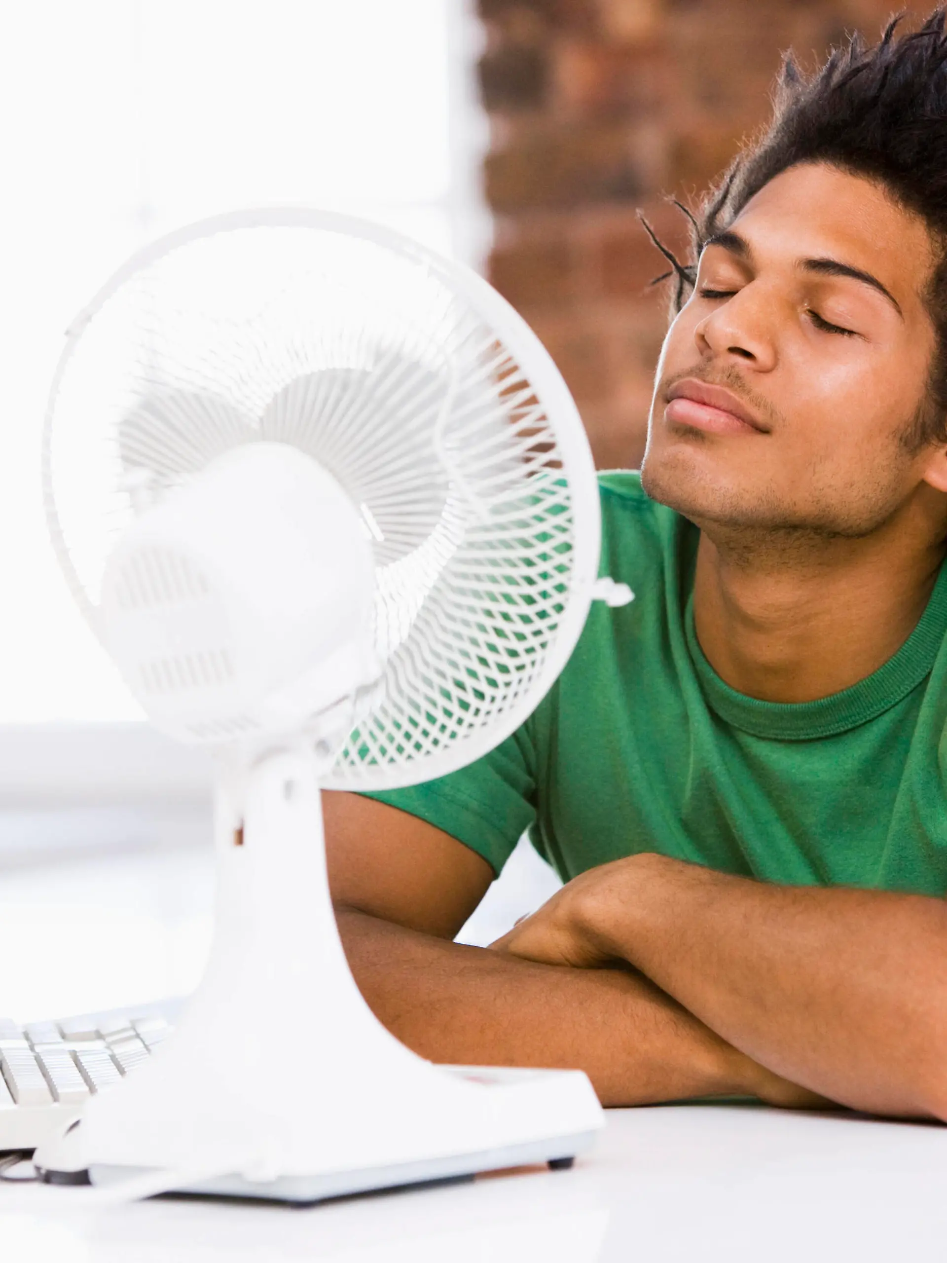  Businessman in office with computer and fan cooling off Businessman in office with computer and fan cooling off PUBLICATIONxINxGERxSUIxAUTxONLY Copyright: xMonkeyBusinessx 531535